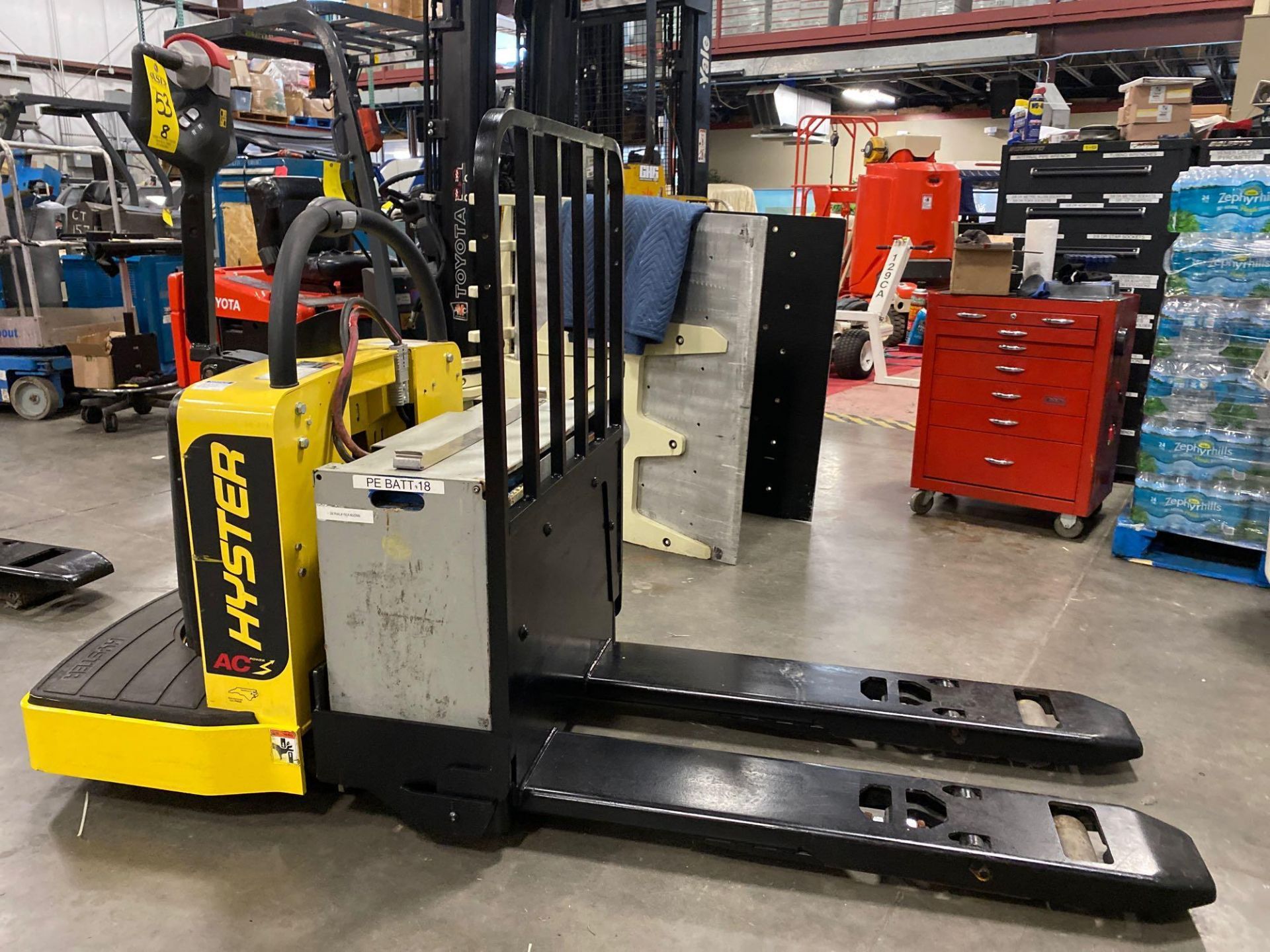 2018 HYSTER ELECTRIC PALLET JACK MODEL B60ZHD, 6,000 LB CAPACITY, 24V, 524 HOURS SHOWING, RUNS AND O - Image 5 of 8