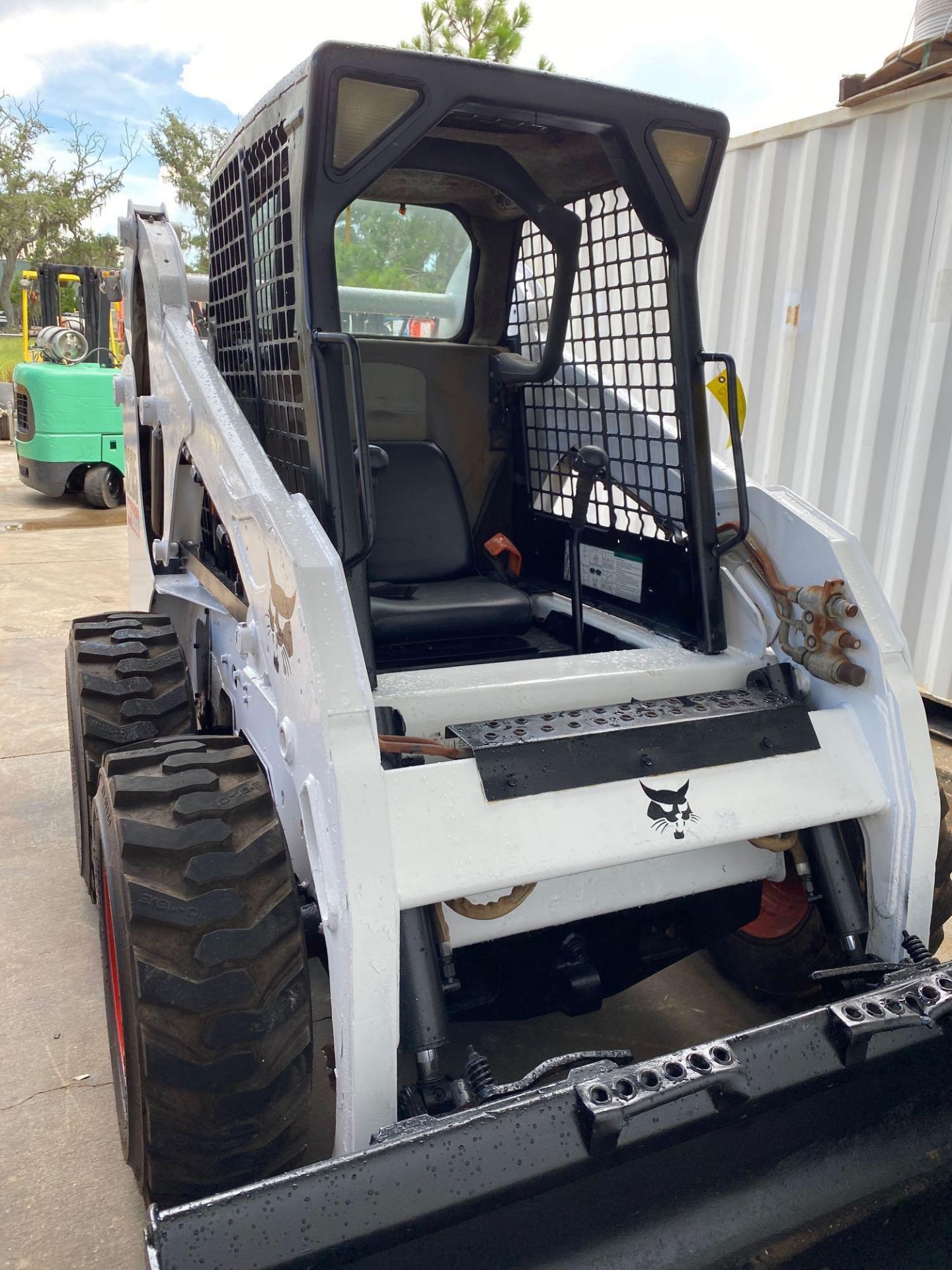 BOBCAT S205 DIESEL SKID STEER WITH BUCKET ATTACHMENT, RUNS & OPERATES - Image 6 of 7