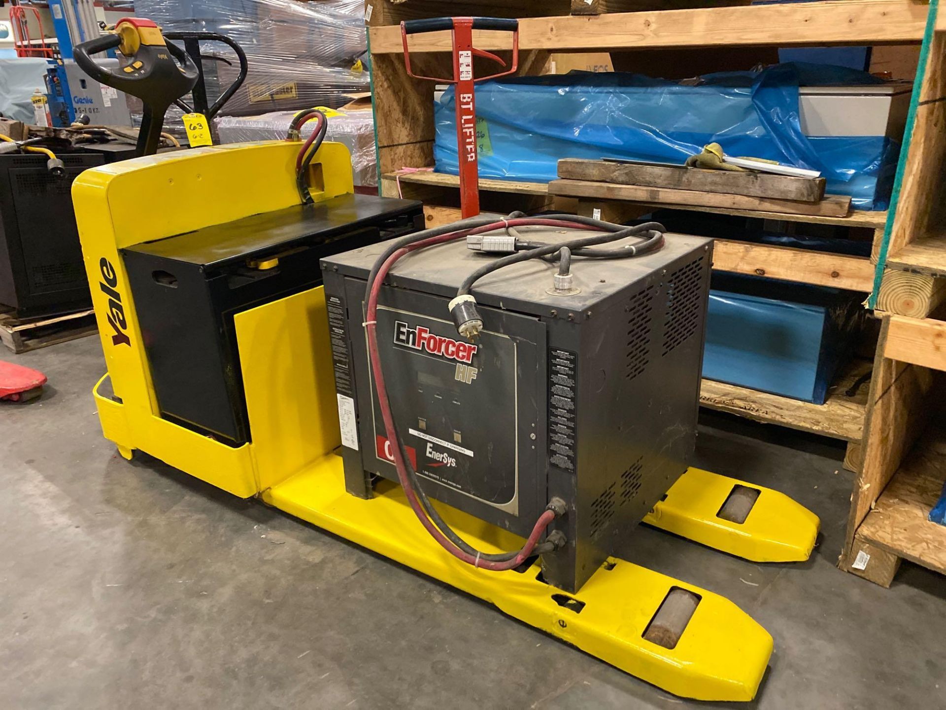 YALE ELECTRIC PALLET JACK MODEL MPW060, 24V, 6,000 LB CAPACITY, 737 HOURS SHOWING, CHARGER INCLUDED, - Image 3 of 5