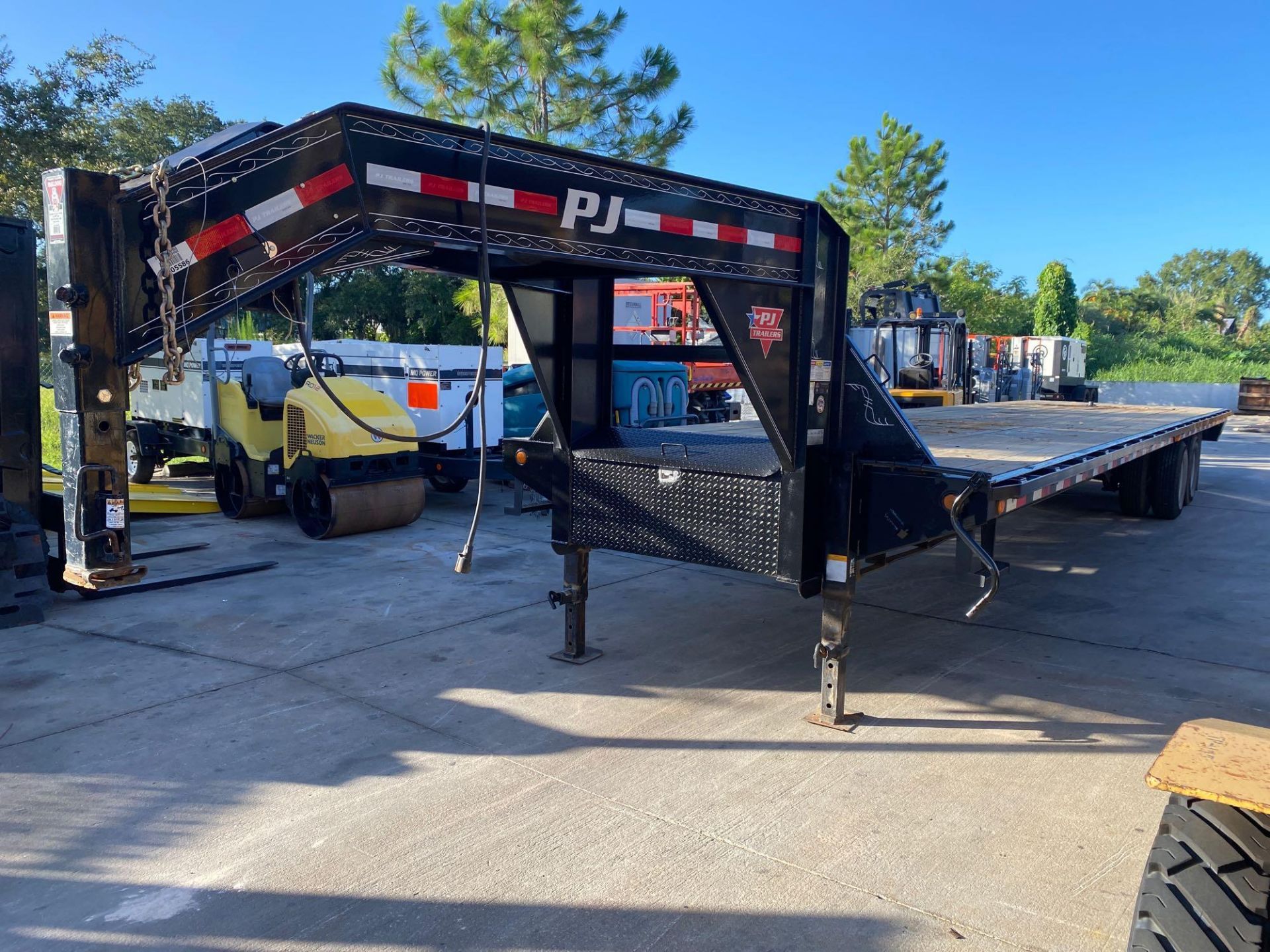 2018 PJ TRAILER, 36’ GOOSENECK, PULL OUT RAMPS, TANDEM AXLE W/DUAL WHEELS, 25,000GVWR, ROAD WORTHY