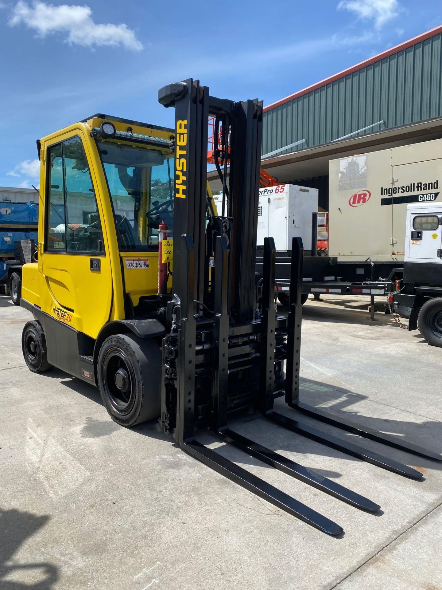 HYSTER H70FT LP FORKLIFT, ENCLOSED CAB, HEAT & A/C, 7,000 LB CAPCITY, 187.8" HEIGHT CAP, TILT, SIDE