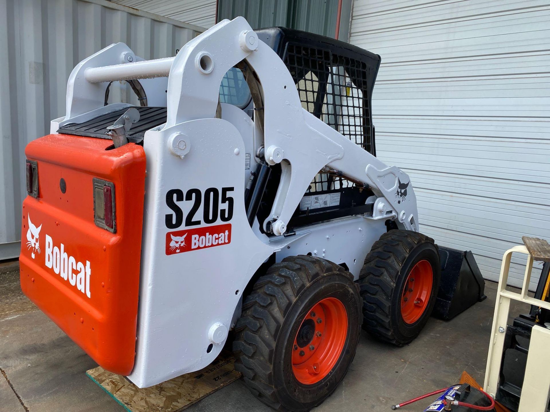 BOBCAT S205 DIESEL SKID STEER WITH BUCKET ATTACHMENT, RUNS & OPERATES - Image 3 of 7