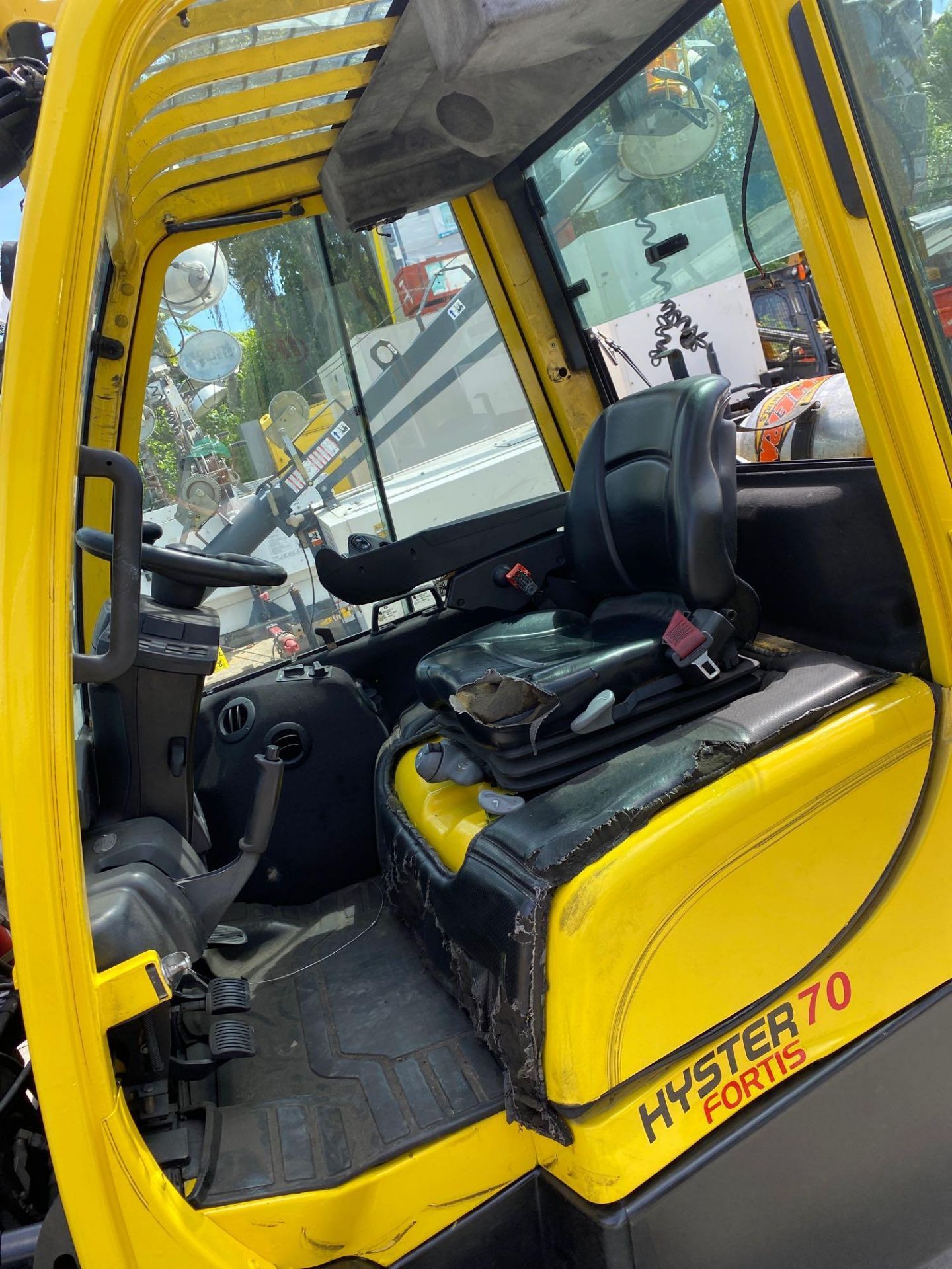 HYSTER H70FT LP FORKLIFT, ENCLOSED CAB, HEAT & A/C, 7,000 LB CAPCITY, 187.8" HEIGHT CAP, TILT, SIDE - Image 7 of 10