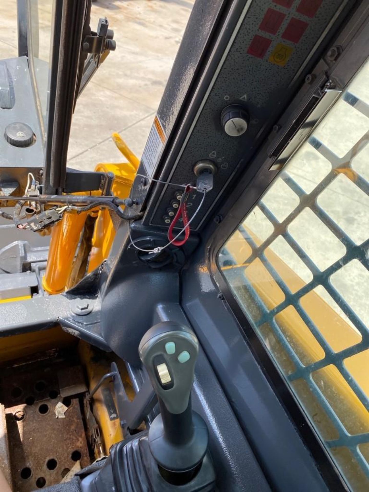 2012 GEHL 5640 ENCLOSED CAB SKID STEER, DEUTZ TURBO DIESEL, RUNS & OPERATES - Image 9 of 11