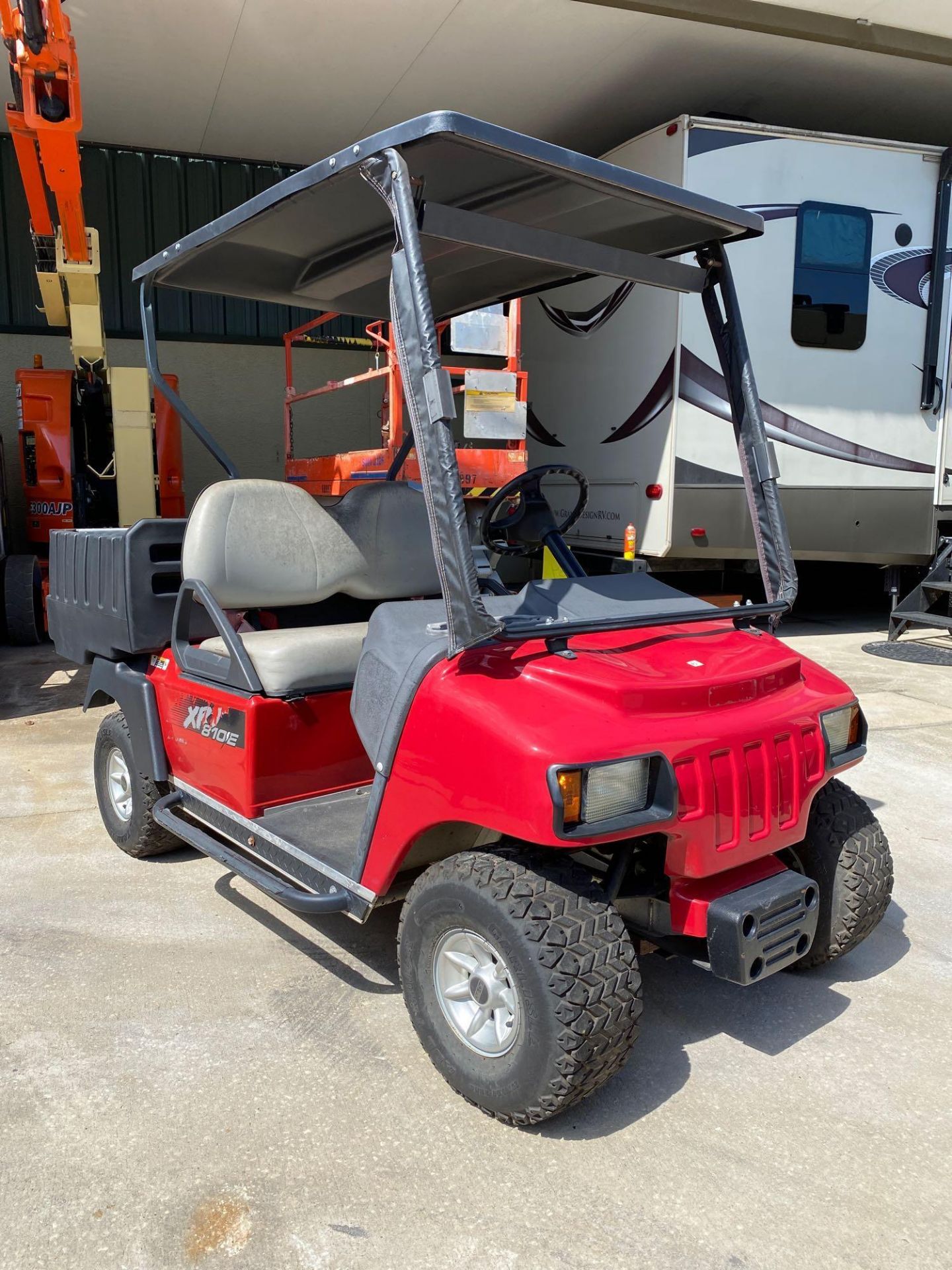 INGERSOLL RAND XRT810E ELECTRIC UTILITY CART W/ BED, RUNS & DRIVES - Image 2 of 8