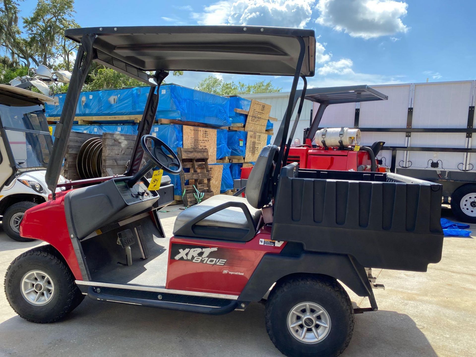 INGERSOLL RAND XRT810E ELECTRIC UTILITY CART W/ BED, RUNS & DRIVES - Image 5 of 8