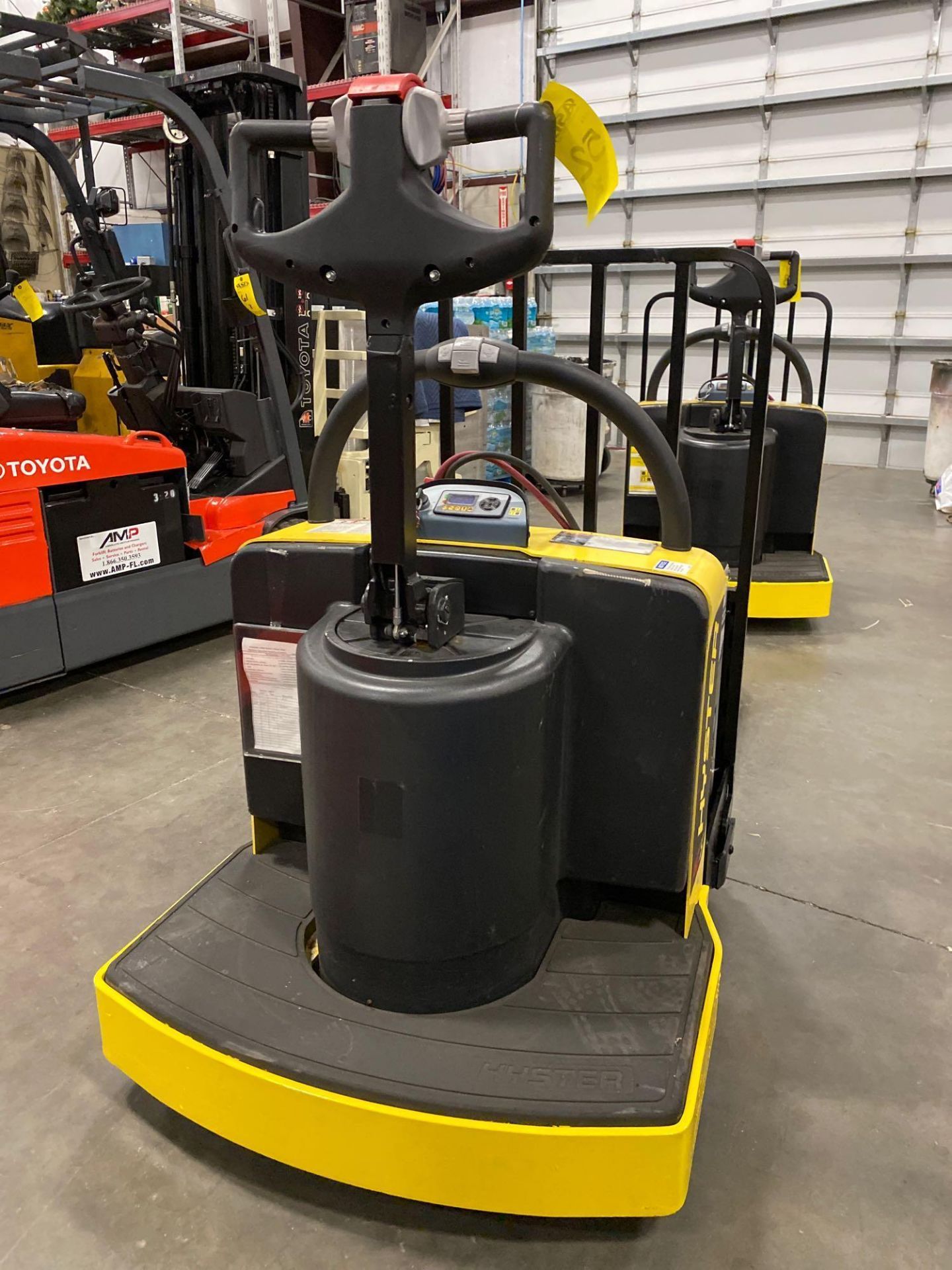2018 HYSTER ELECTRIC PALLET JACK MODEL B60ZHD, 6,000 LB CAPACITY, 24V, 524 HOURS SHOWING, RUNS AND O - Image 2 of 8