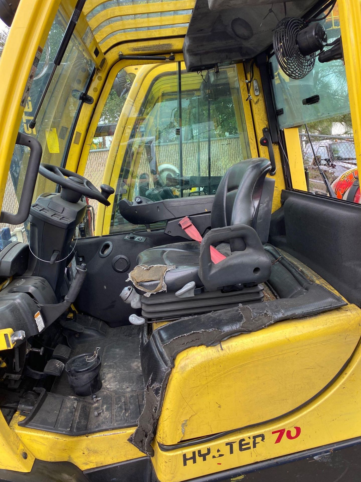 HYSTER H70FT ENCLOSED CAB LP FORKLIFT, 7,000 LB CAPACITY, TILT, SIDE SHIFT, HYDRAULIC FORK POSITIONI - Image 6 of 6