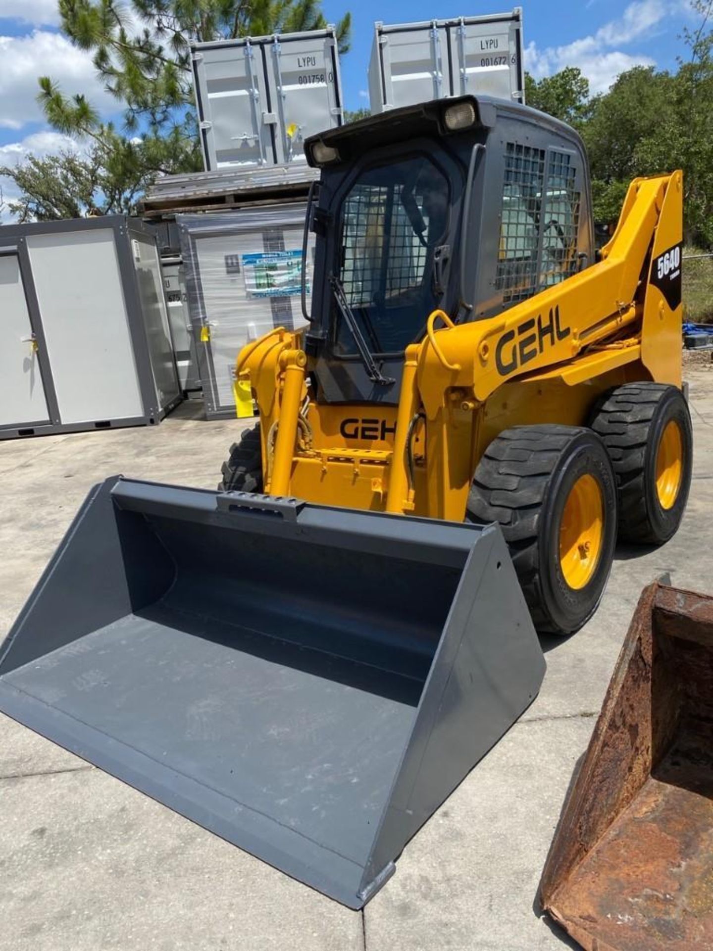 2012 GEHL 5640 ENCLOSED CAB SKID STEER, DEUTZ TURBO DIESEL, RUNS & OPERATES - Image 4 of 11