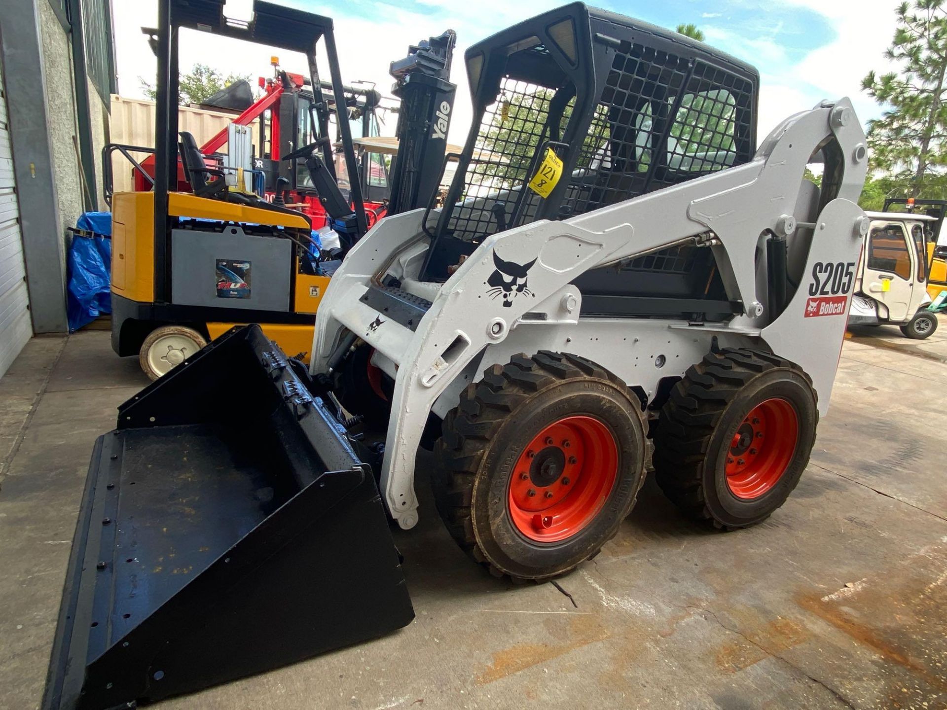 BOBCAT S205 DIESEL SKID STEER WITH BUCKET ATTACHMENT, RUNS & OPERATES