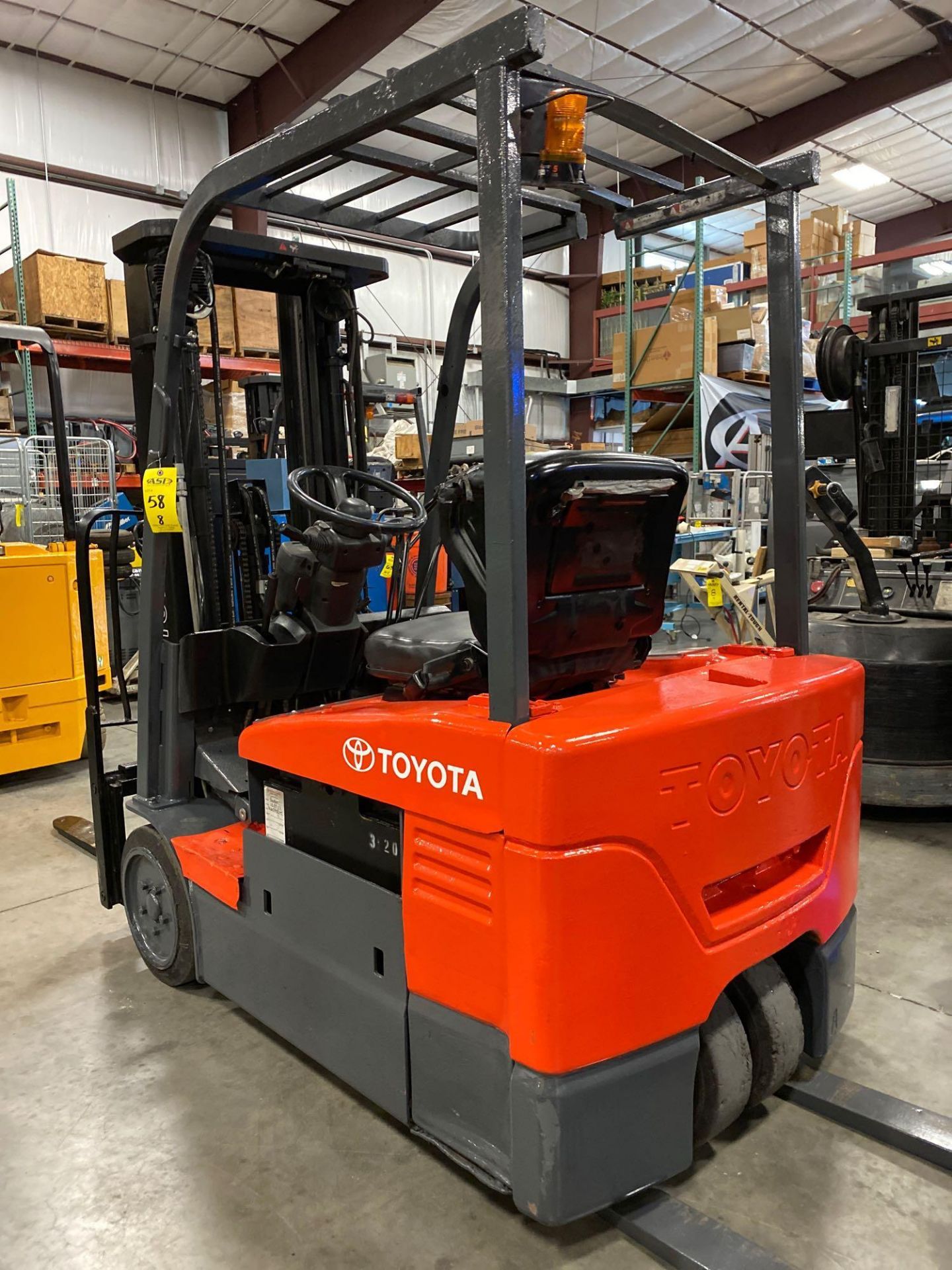 2008 TOYOTA ELECTRIC FORKLIFT MODEL 7FBEU15, 3,000 LB CAPACITY, 170.5" HEIGHT CAPACITY, TILT, SIDE S - Image 4 of 8