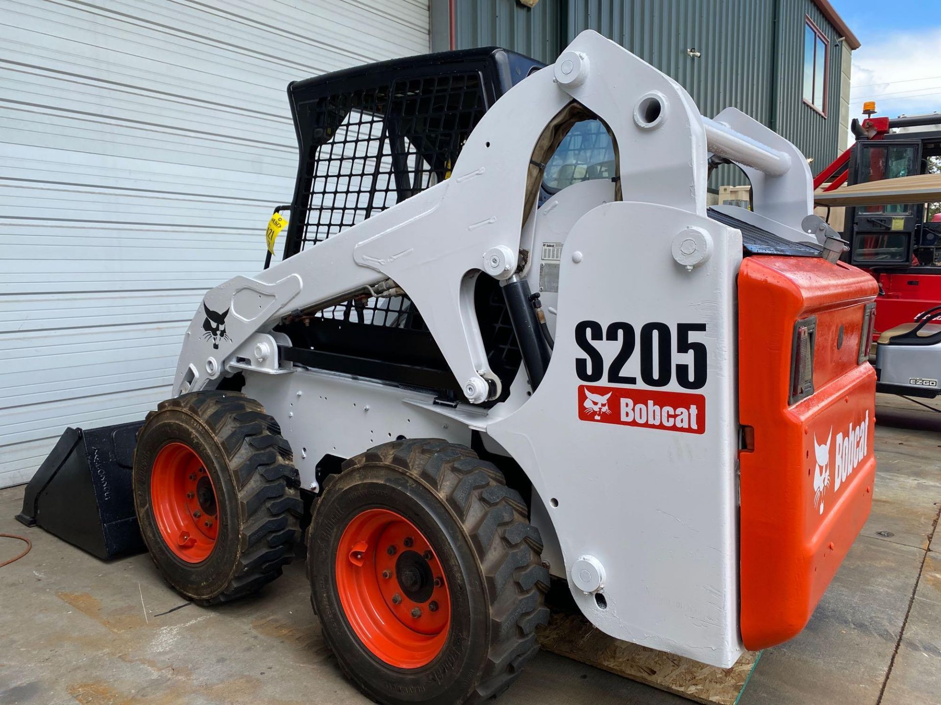 BOBCAT S205 DIESEL SKID STEER WITH BUCKET ATTACHMENT, RUNS & OPERATES - Image 2 of 7