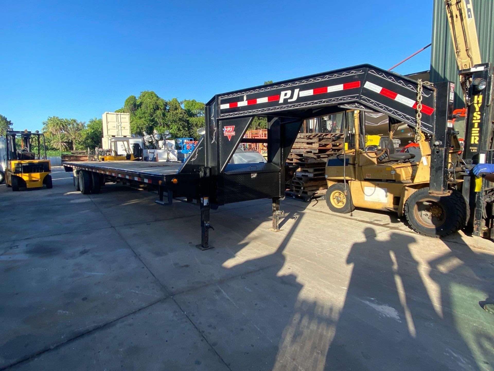 2018 PJ TRAILER, 36’ GOOSENECK, PULL OUT RAMPS, TANDEM AXLE W/DUAL WHEELS, 25,000GVWR, ROAD WORTHY - Image 2 of 8