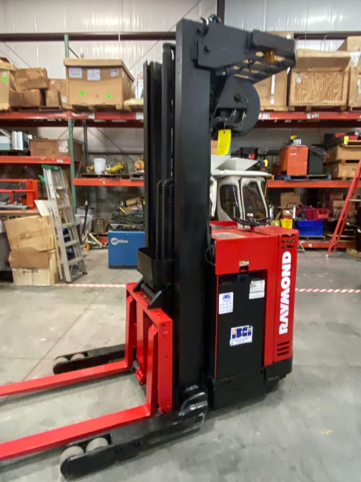 RAYMOND 20 R30TT ELECTRIC FORKLIFT, 24V, 3000LB CAPACITY, TILT, SIDESHIFT, RUNS AND OPERATES