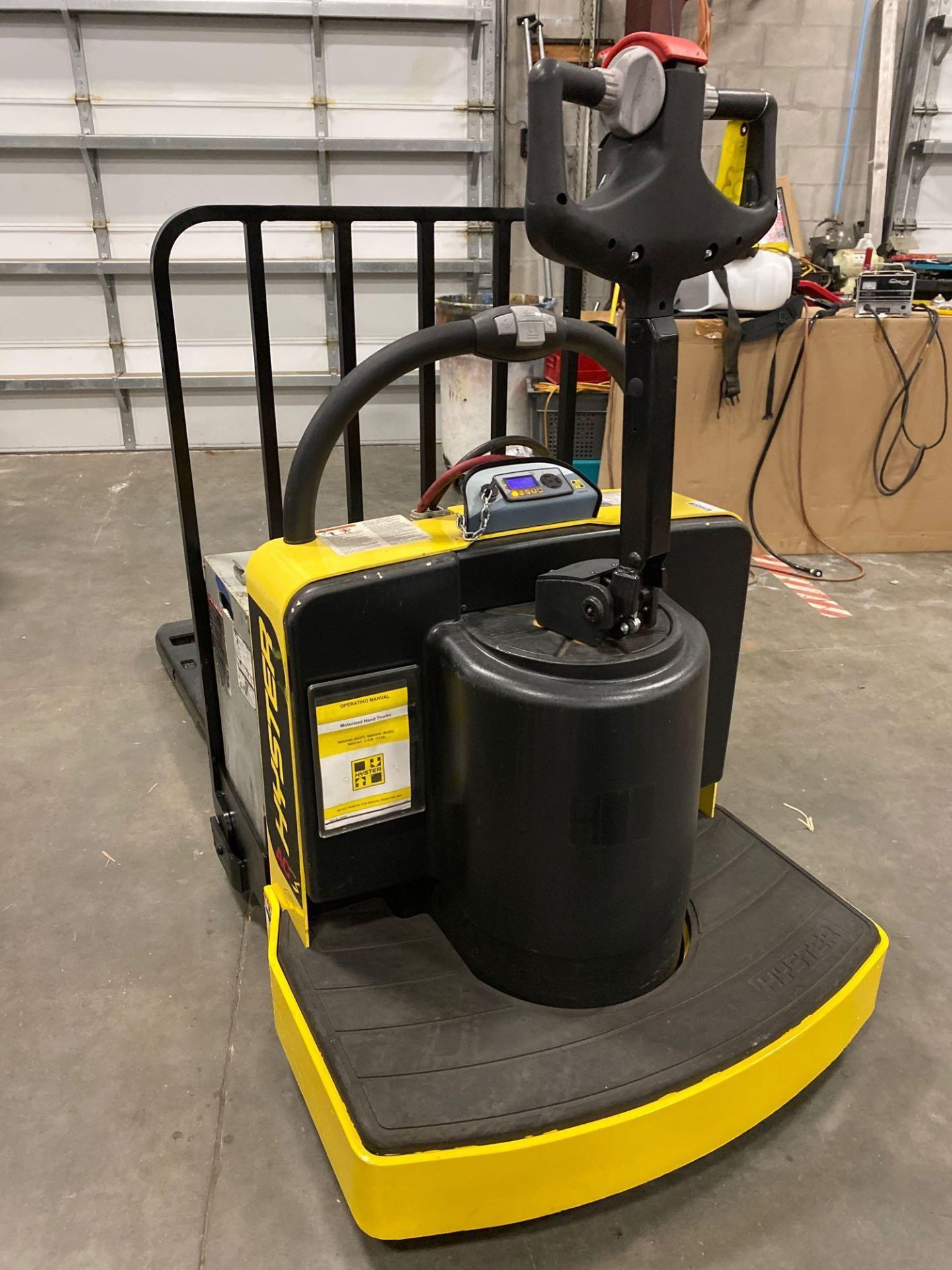 2018 HYSTER ELECTRIC PALLET JACK MODEL B60ZHD, 6,000 LB CAPACITY, 24V, 524 HOURS SHOWING, RUNS AND O - Image 2 of 8