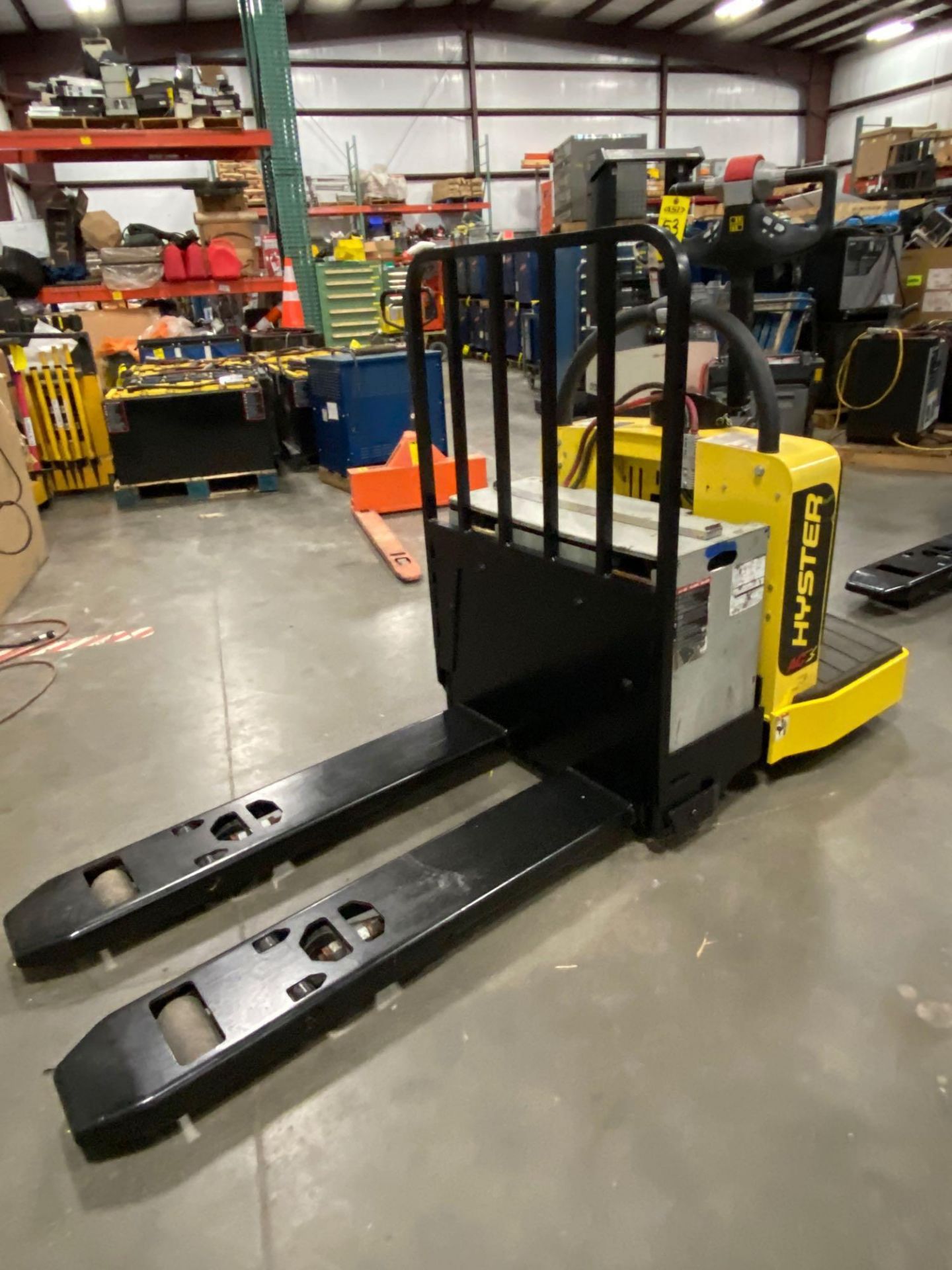 2018 HYSTER ELECTRIC PALLET JACK MODEL B60ZHD, 6,000 LB CAPACITY, 24V, 524 HOURS SHOWING, RUNS AND O - Image 4 of 8