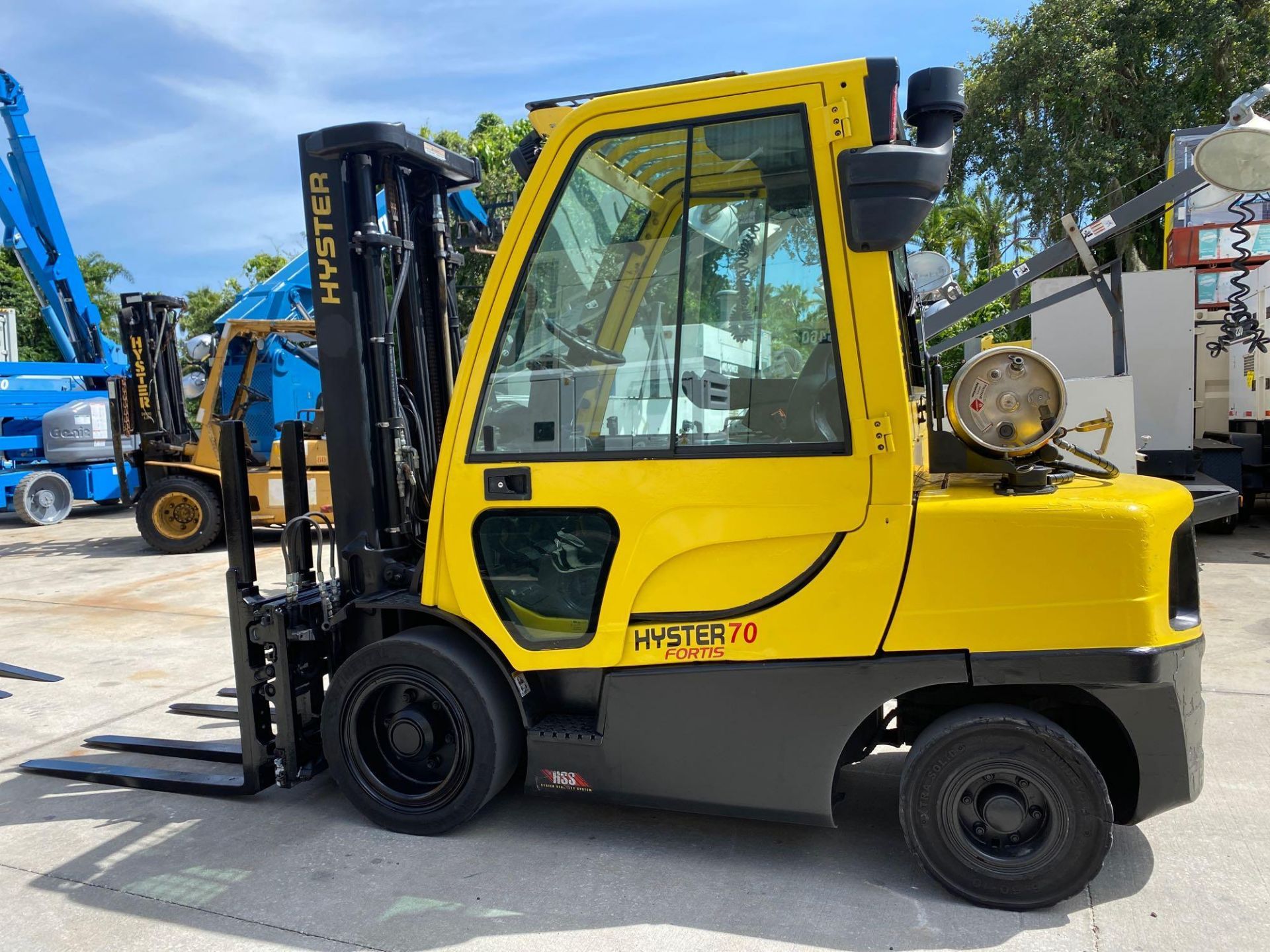 HYSTER H70FT LP FORKLIFT, ENCLOSED CAB, HEAT & A/C, 7,000 LB CAPCITY, 187.8" HEIGHT CAP, TILT, SIDE - Image 4 of 10