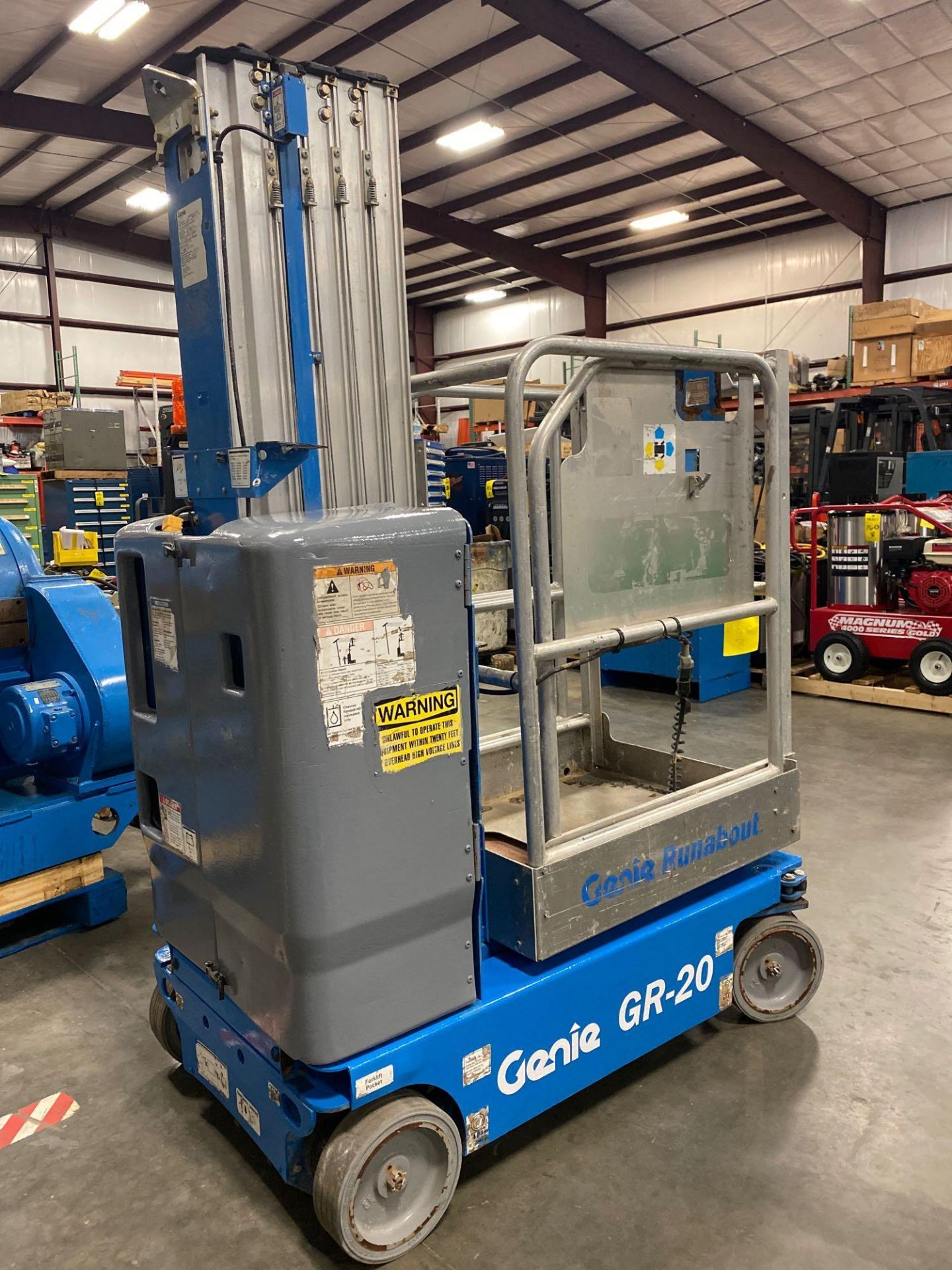 2012 GENIE GR-20 ELECTRIC MAN LIFT, 20' PLATFORM HEIGHT, SELF PROPELLED, BUILT IN BATTERY CHARGER, R - Image 2 of 5