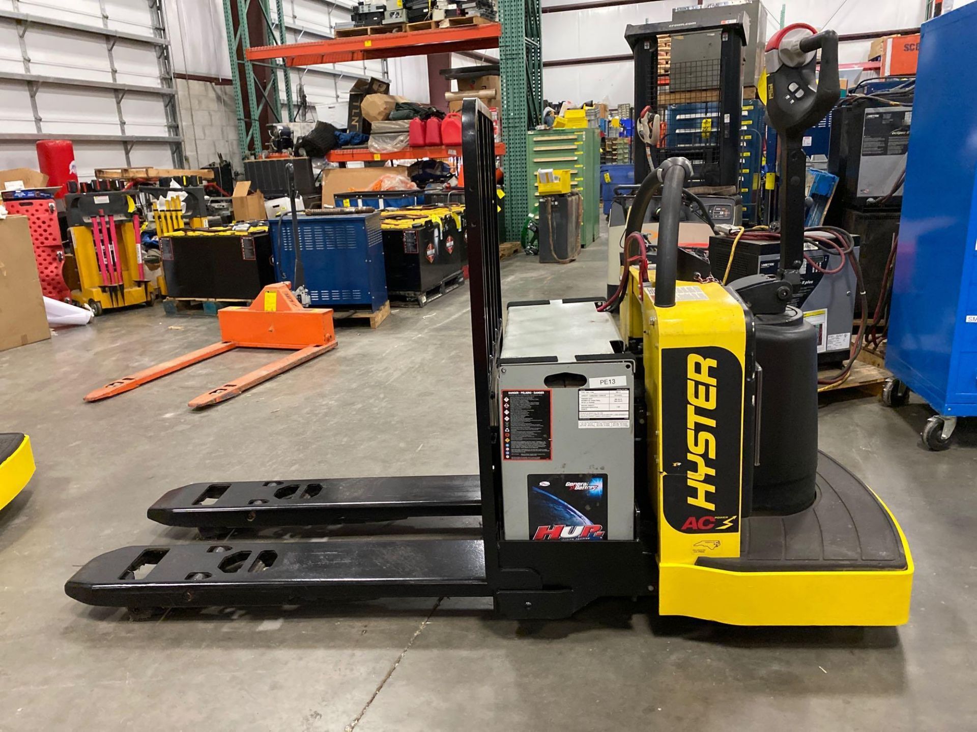 2018 HYSTER ELECTRIC PALLET JACK MODEL B60ZHD, 6,000 LB CAPACITY, 24V, 524 HOURS SHOWING, RUNS AND O - Image 4 of 8