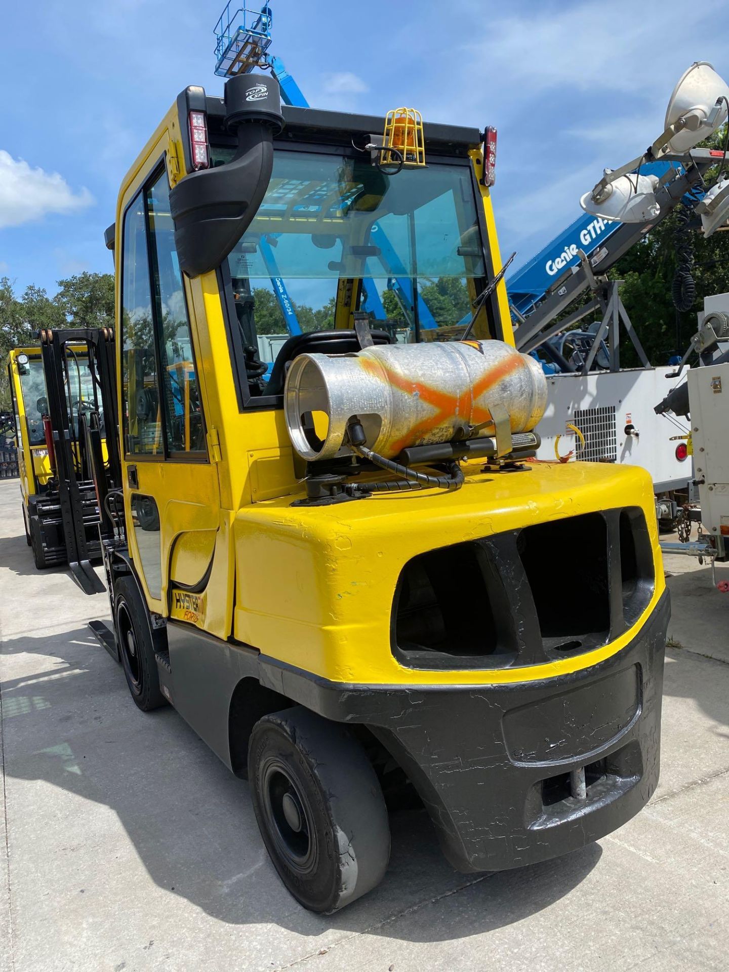 HYSTER H70FT LP FORKLIFT, ENCLOSED CAB, HEAT & A/C, 7,000 LB CAPCITY, 187.8" HEIGHT CAP, TILT, SIDE - Image 5 of 10