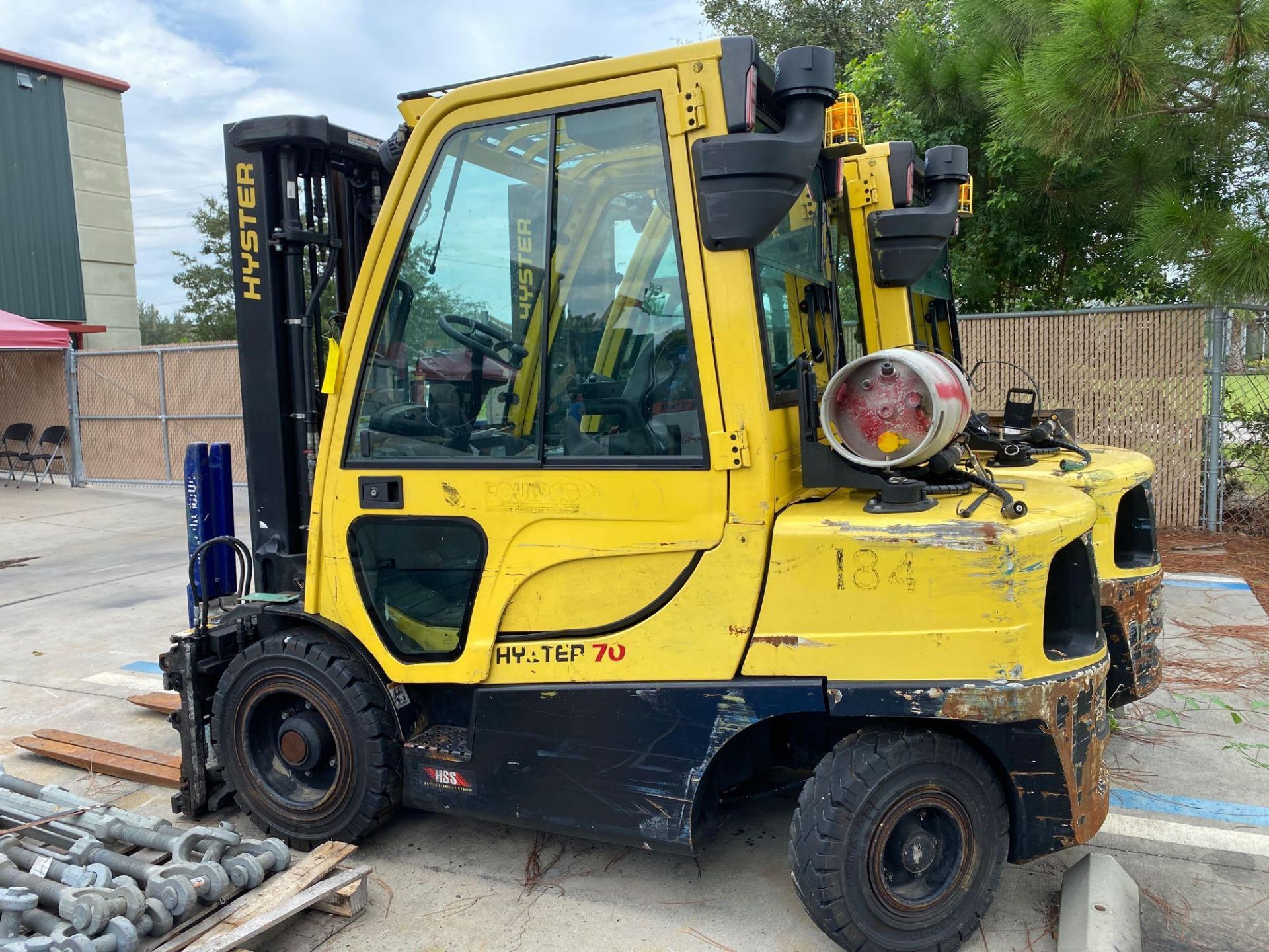 HYSTER H70FT ENCLOSED CAB LP FORKLIFT, 7,000 LB CAPACITY, TILT, SIDE SHIFT, HYDRAULIC FORK POSITIONI - Image 4 of 6