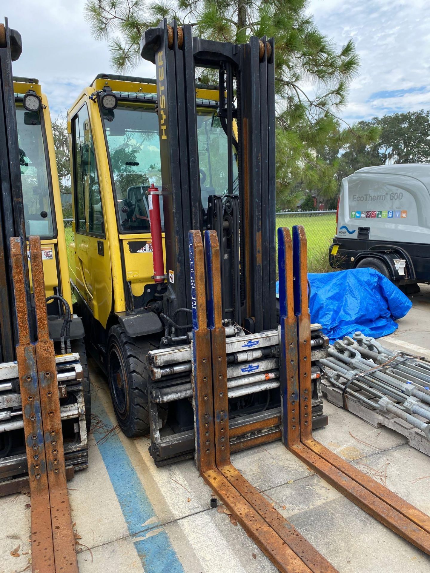 HYSTER H70FT ENCLOSED CAB LP FORKLIFT, 7,000 LB CAPACITY, TILT, SIDE SHIFT, HYDRAULIC FORK POSITIONI - Image 2 of 6