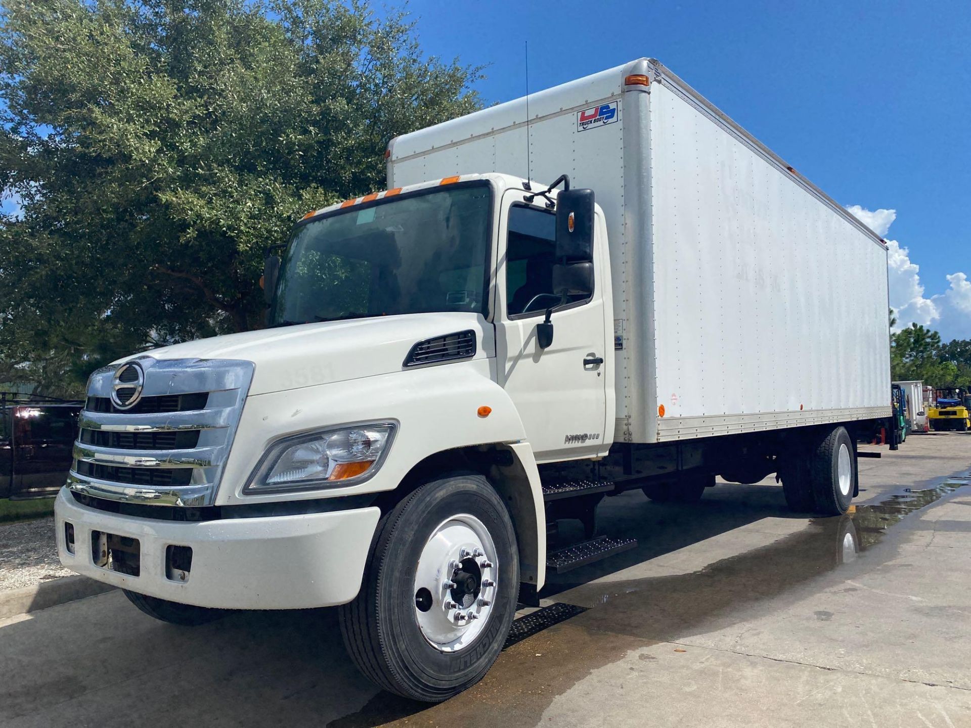 2011 HINO 268 BOX TRUCK, 24', DIESEL ENGINE