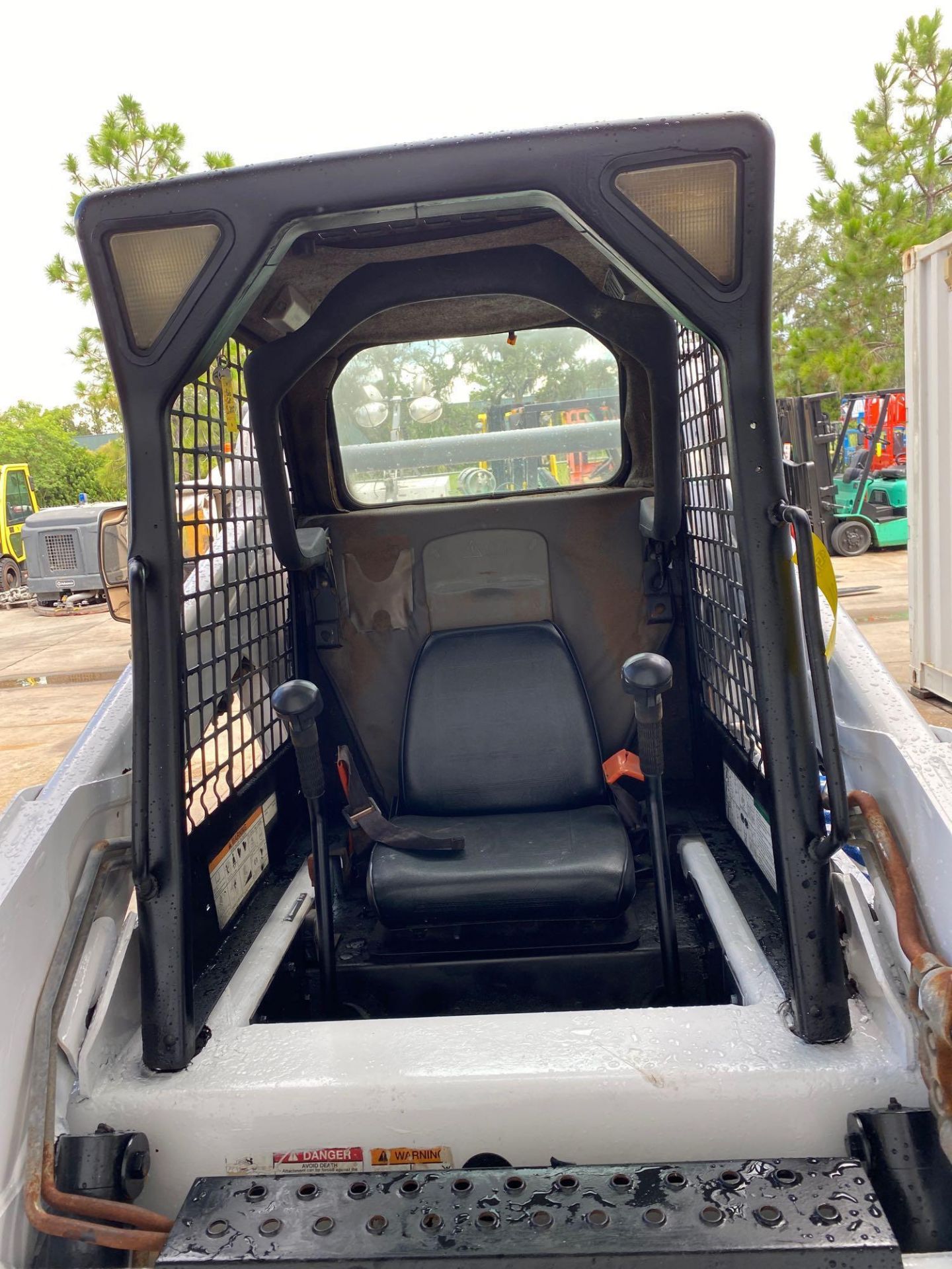 BOBCAT S205 DIESEL SKID STEER WITH BUCKET ATTACHMENT, RUNS & OPERATES - Image 5 of 7