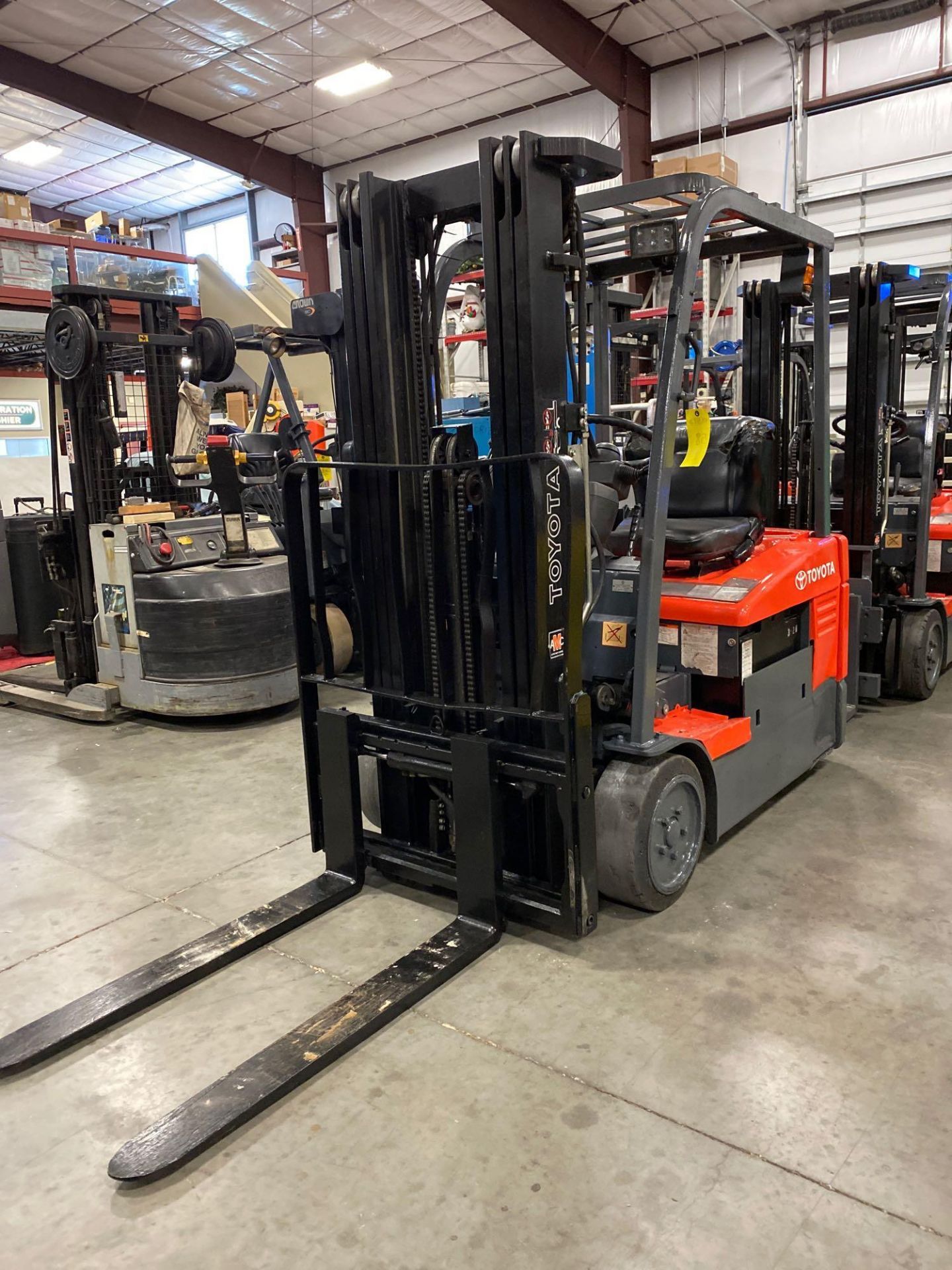 2008 TOYOTA ELECTRIC FORKLIFT MODEL 7FBEU15, 3,000 LB CAPACITY, 170.5" HEIGHT CAPACITY, TILT, SIDE S - Image 6 of 8