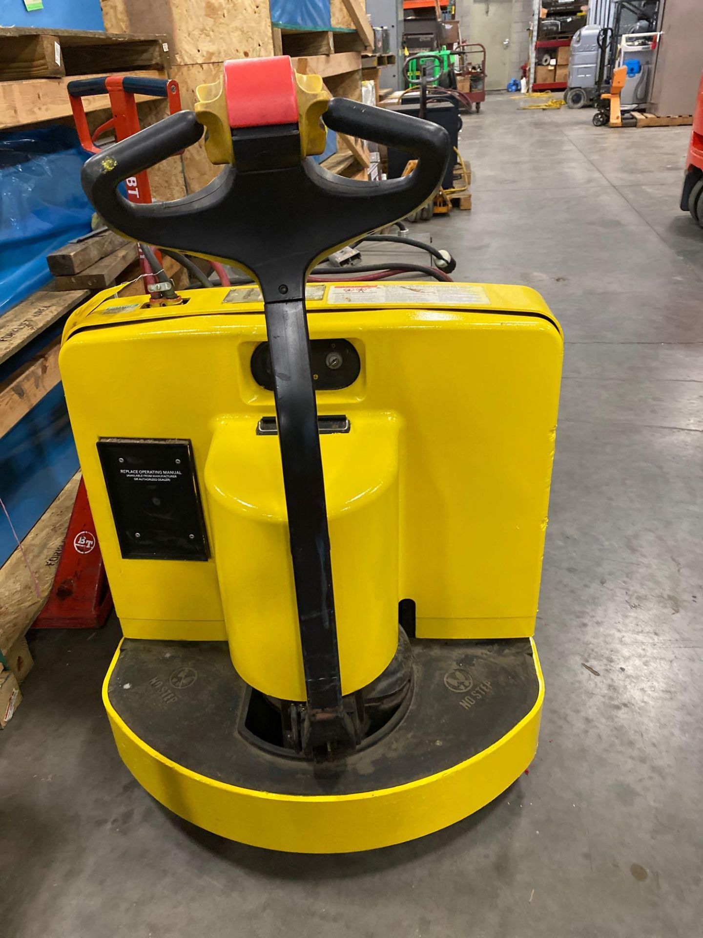 YALE ELECTRIC PALLET JACK MODEL MPW060, 24V, 6,000 LB CAPACITY, 737 HOURS SHOWING, CHARGER INCLUDED, - Image 4 of 5