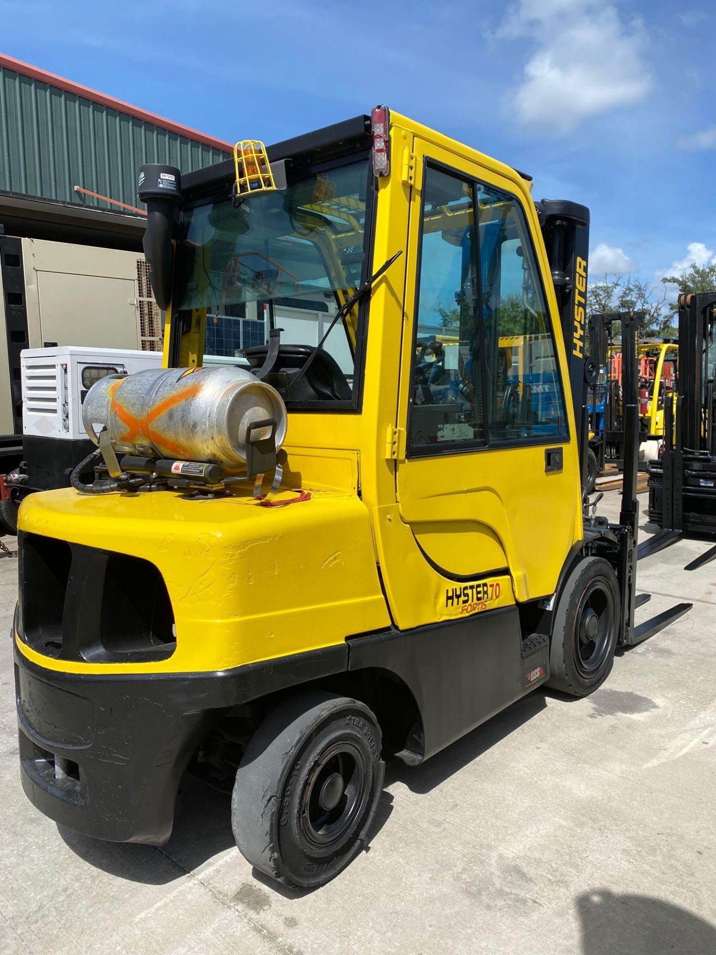 HYSTER H70FT LP FORKLIFT, ENCLOSED CAB, HEAT & A/C, 7,000 LB CAPCITY, 187.8" HEIGHT CAP, TILT, SIDE - Image 6 of 10