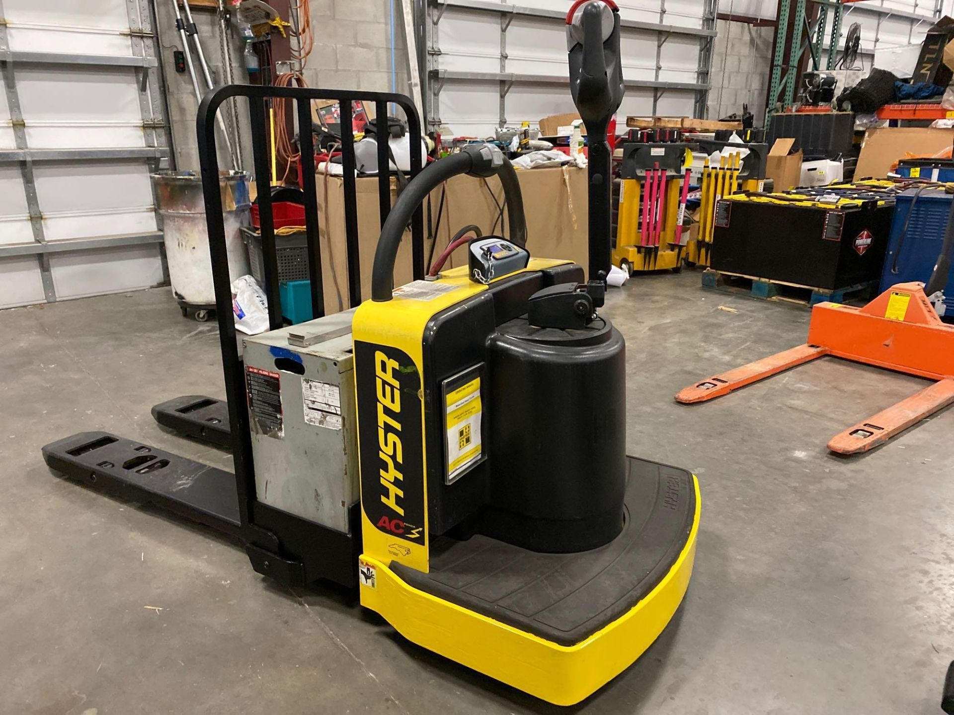 2018 HYSTER ELECTRIC PALLET JACK MODEL B60ZHD, 6,000 LB CAPACITY, 24V, 524 HOURS SHOWING, RUNS AND O - Image 3 of 8