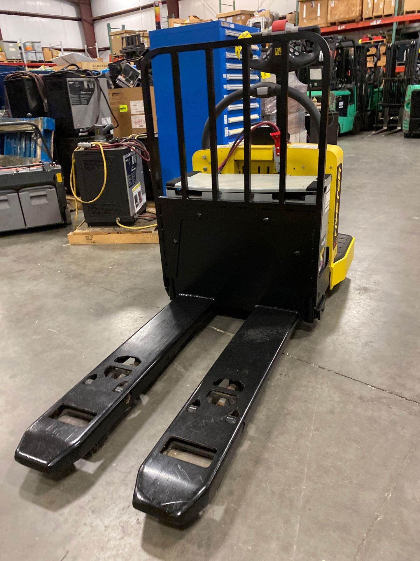 2018 HYSTER ELECTRIC PALLET JACK MODEL B60ZHD, 6,000 LB CAPACITY, 24V, 524 HOURS SHOWING, RUNS AND O - Image 5 of 8