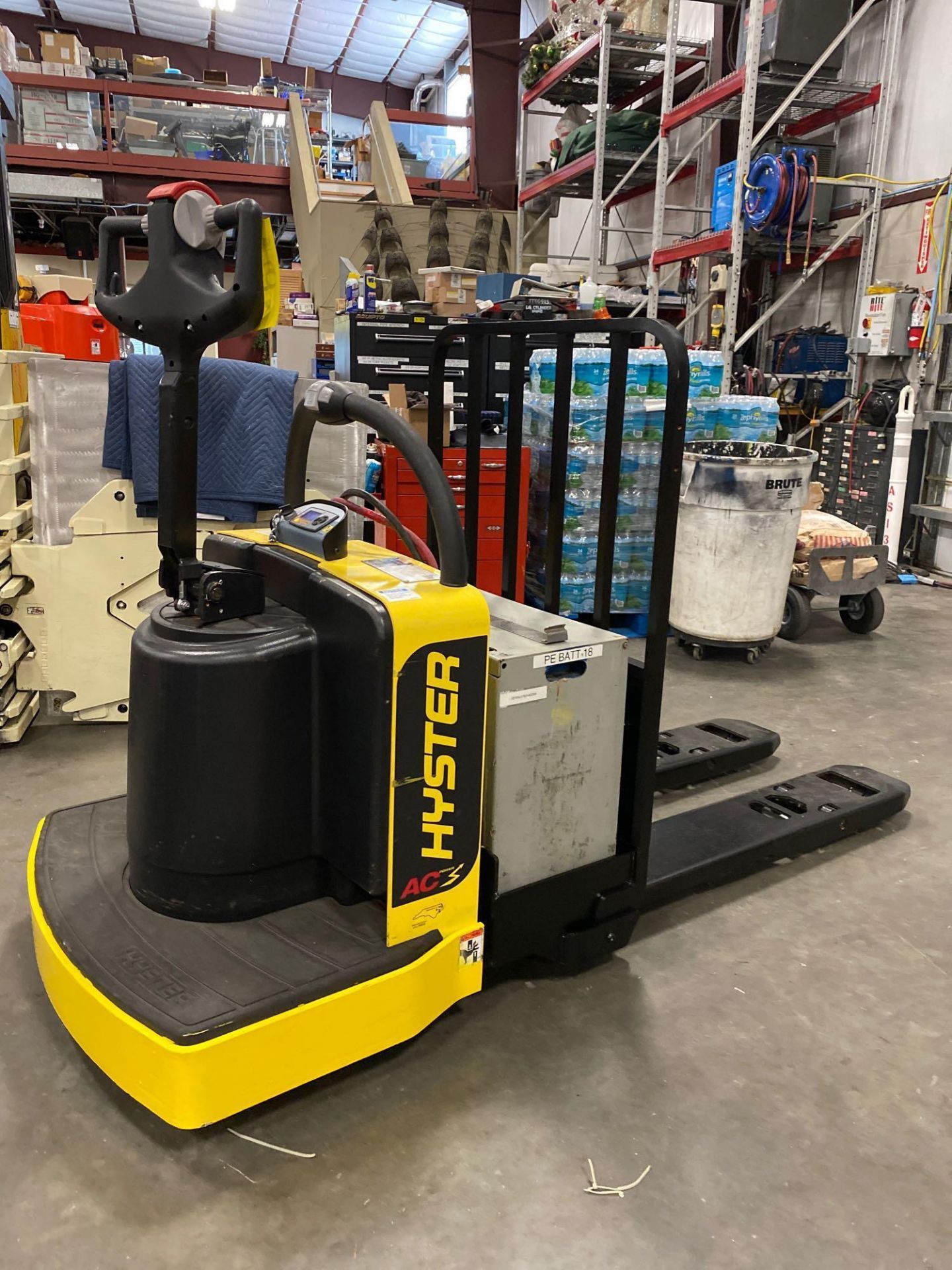 2018 HYSTER ELECTRIC PALLET JACK MODEL B60ZHD, 6,000 LB CAPACITY, 24V, 524 HOURS SHOWING, RUNS AND O