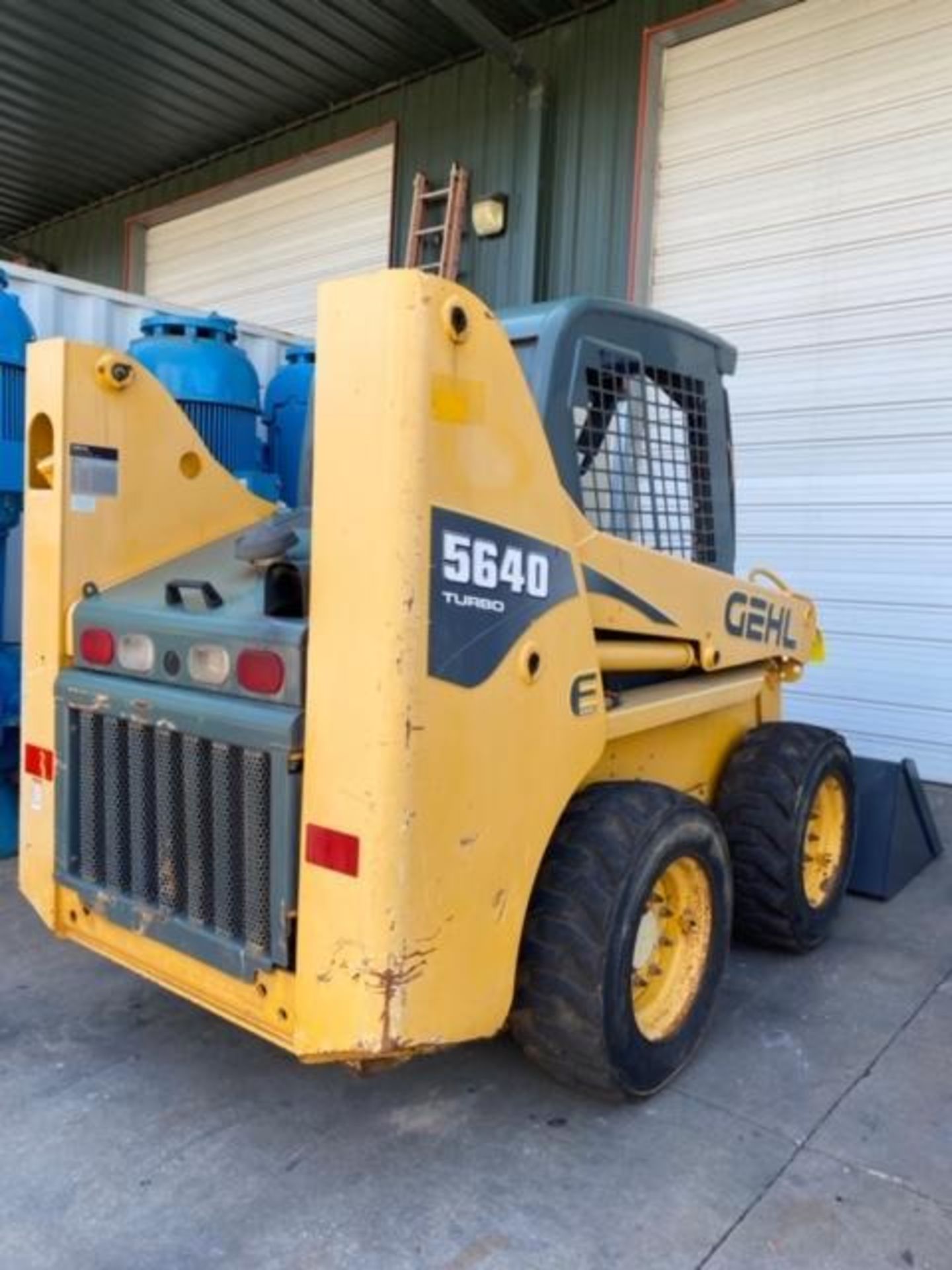 2010 GEHL 5640 TURBO DIESEL SKID STEER WITH BUCKET ATTACHMENT, RUNS AND OPERATES - Image 3 of 7