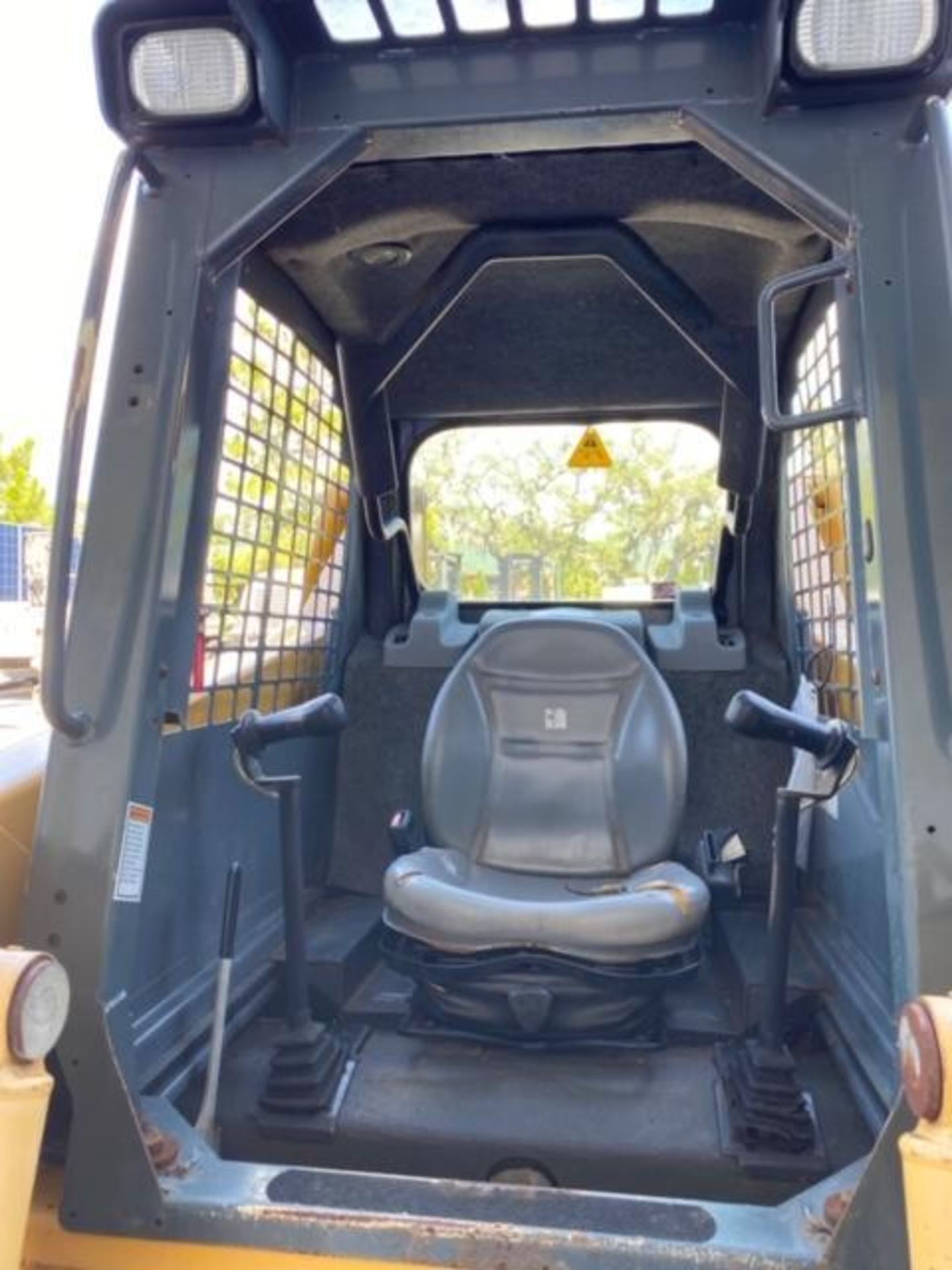 2010 GEHL 5640 TURBO DIESEL SKID STEER WITH BUCKET ATTACHMENT, RUNS AND OPERATES - Image 6 of 7