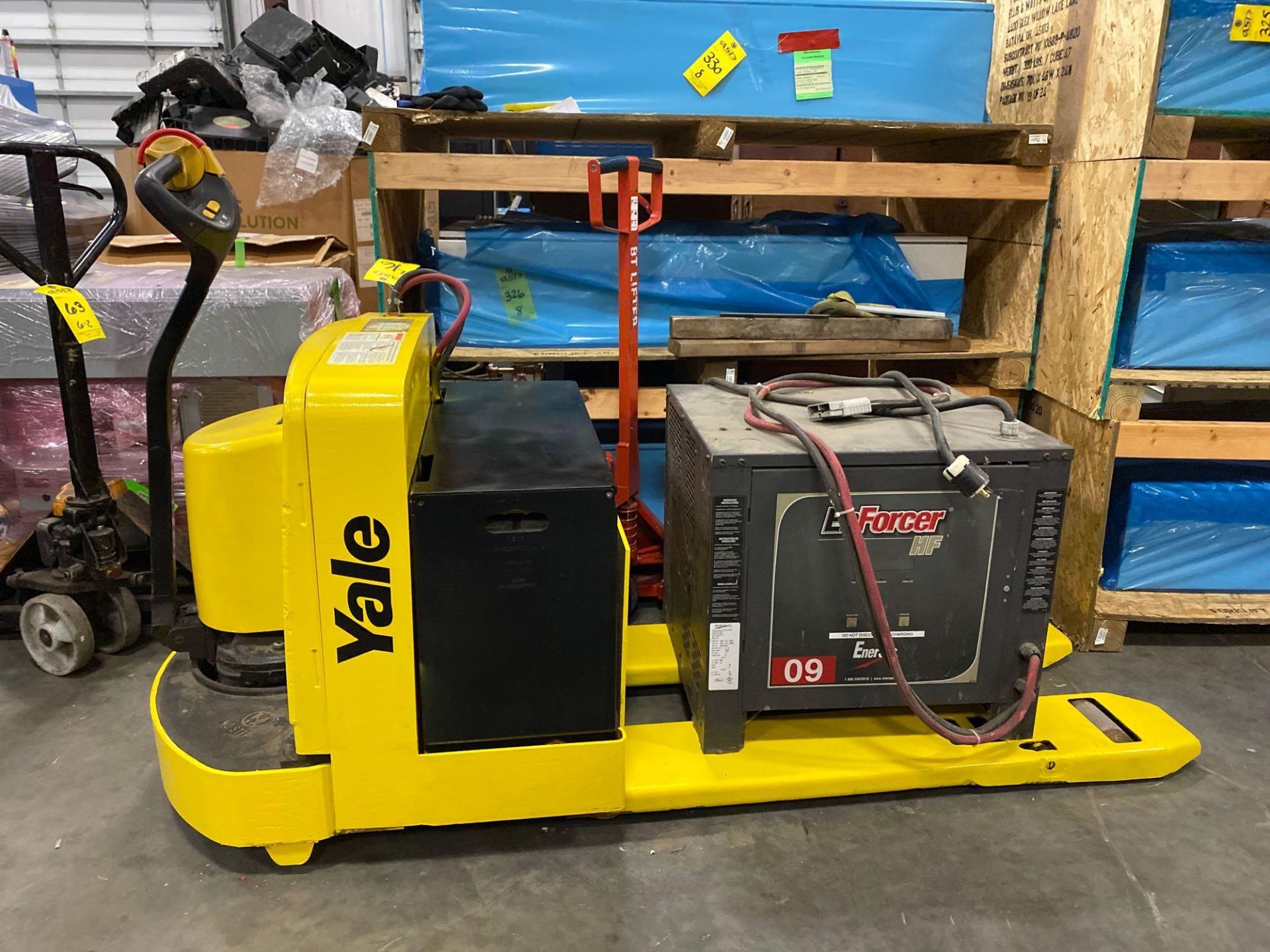 YALE ELECTRIC PALLET JACK MODEL MPW060, 24V, 6,000 LB CAPACITY, 737 HOURS SHOWING, CHARGER INCLUDED, - Image 2 of 5