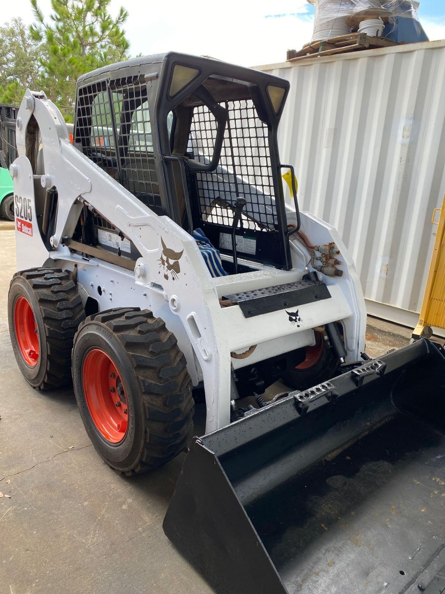 BOBCAT S205 DIESEL SKID STEER WITH BUCKET ATTACHMENT, RUNS & OPERATES - Image 4 of 7