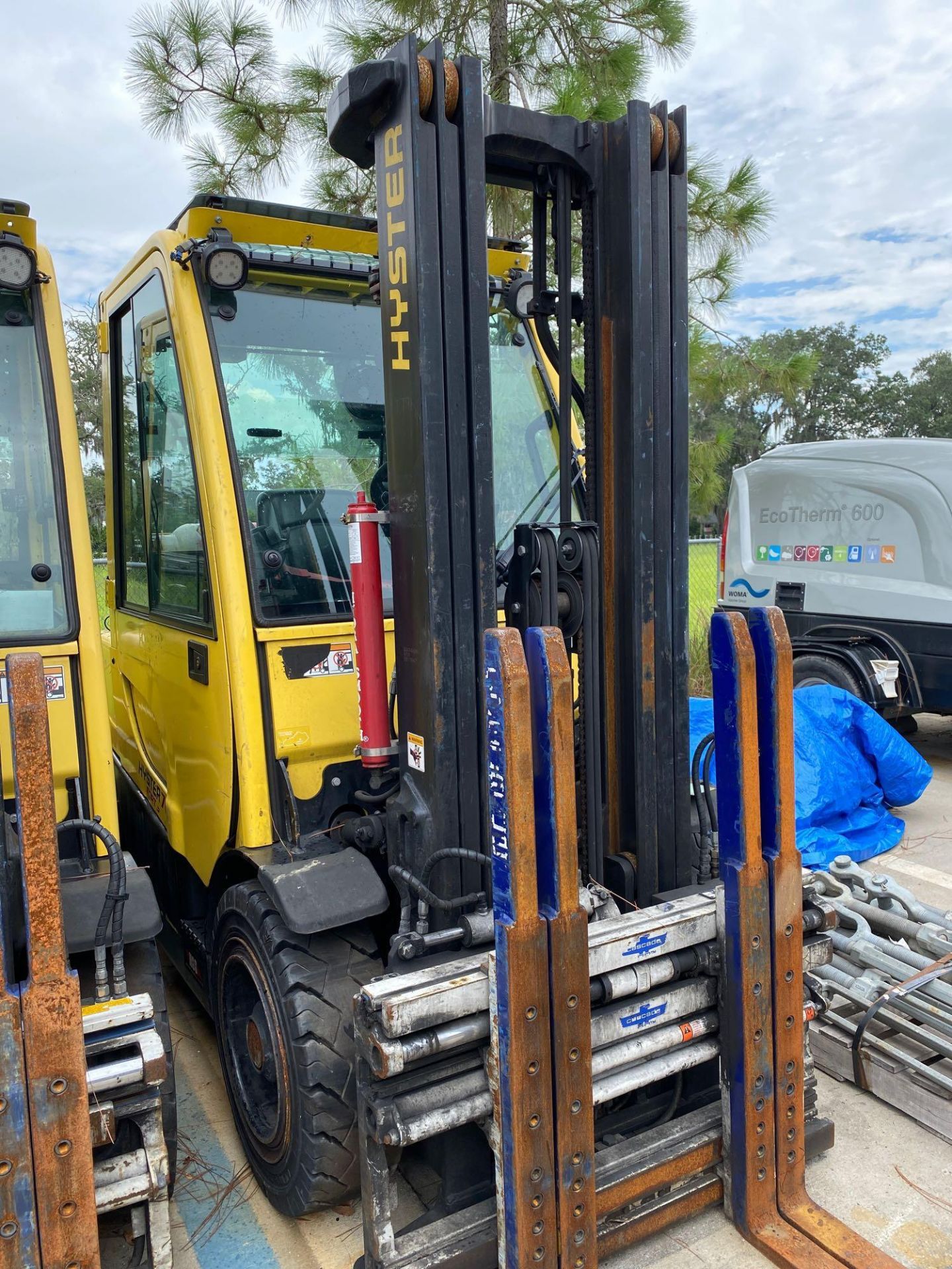 HYSTER H70FT ENCLOSED CAB LP FORKLIFT, 7,000 LB CAPACITY, TILT, SIDE SHIFT, HYDRAULIC FORK POSITIONI - Image 3 of 6