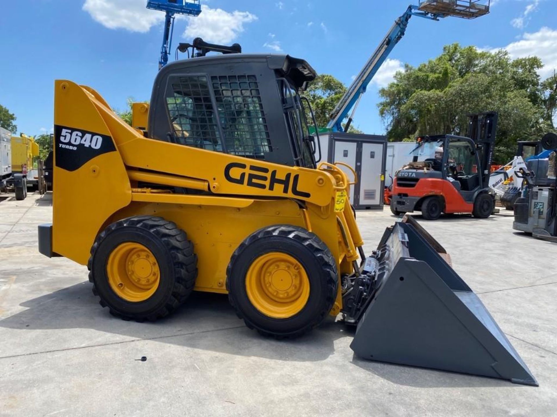 2012 GEHL 5640 ENCLOSED CAB SKID STEER, DEUTZ TURBO DIESEL, RUNS & OPERATES - Image 2 of 11