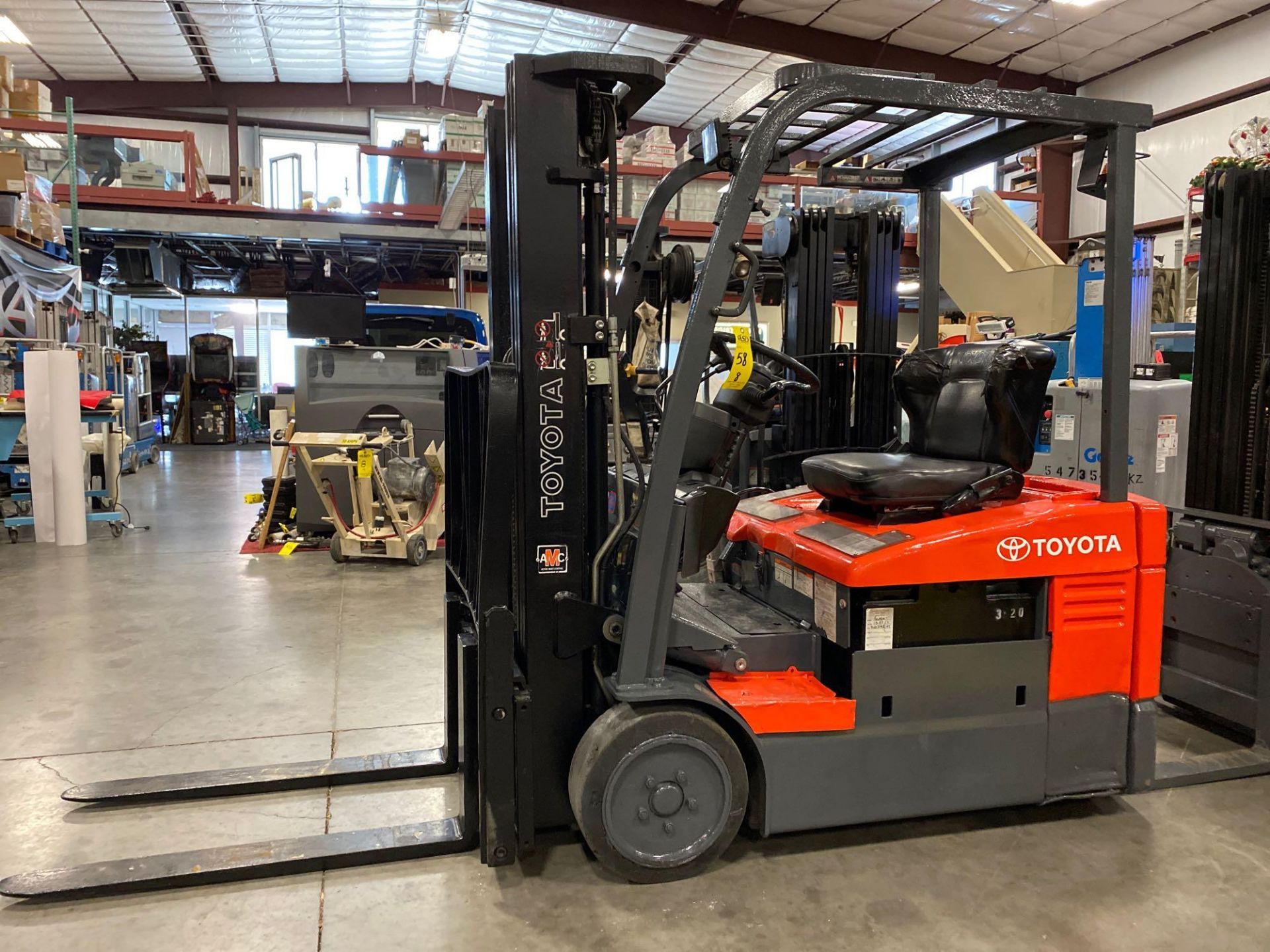 2008 TOYOTA ELECTRIC FORKLIFT MODEL 7FBEU15, 3,000 LB CAPACITY, 170.5" HEIGHT CAPACITY, TILT, SIDE S - Image 5 of 8