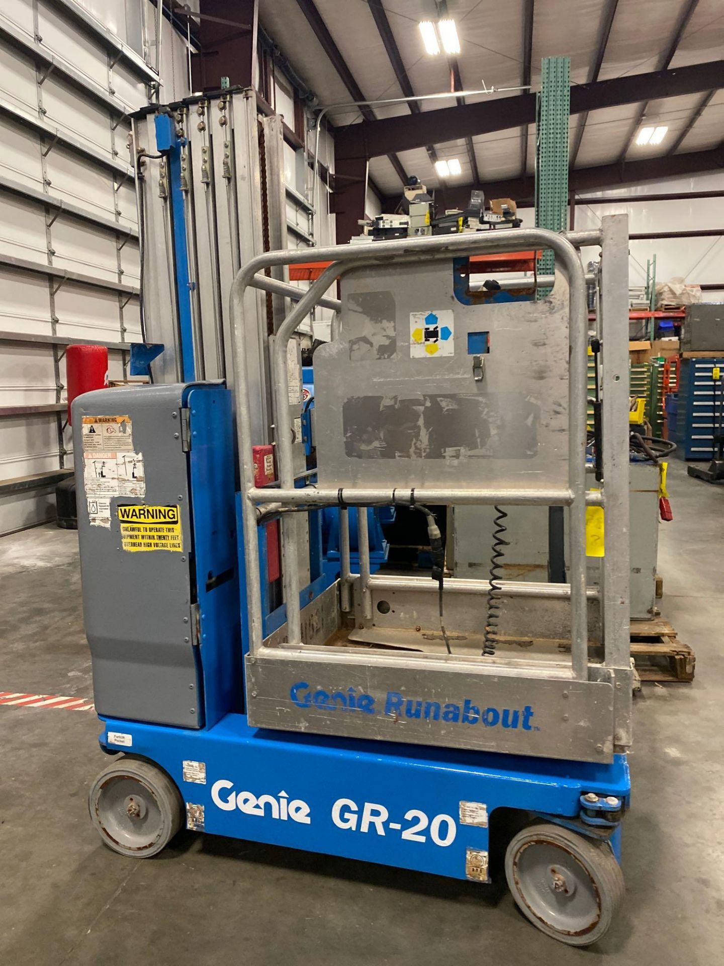 2012 GENIE GR-20 ELECTRIC MAN LIFT, 20' PLATFORM HEIGHT, SELF PROPELLED, BUILT IN BATTERY CHARGER, R