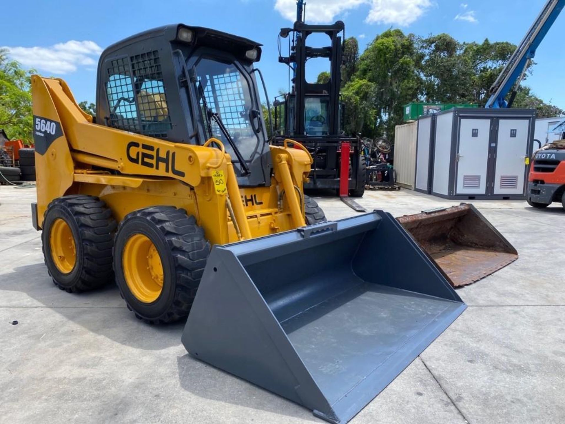 2012 GEHL 5640 ENCLOSED CAB SKID STEER, DEUTZ TURBO DIESEL, RUNS & OPERATES