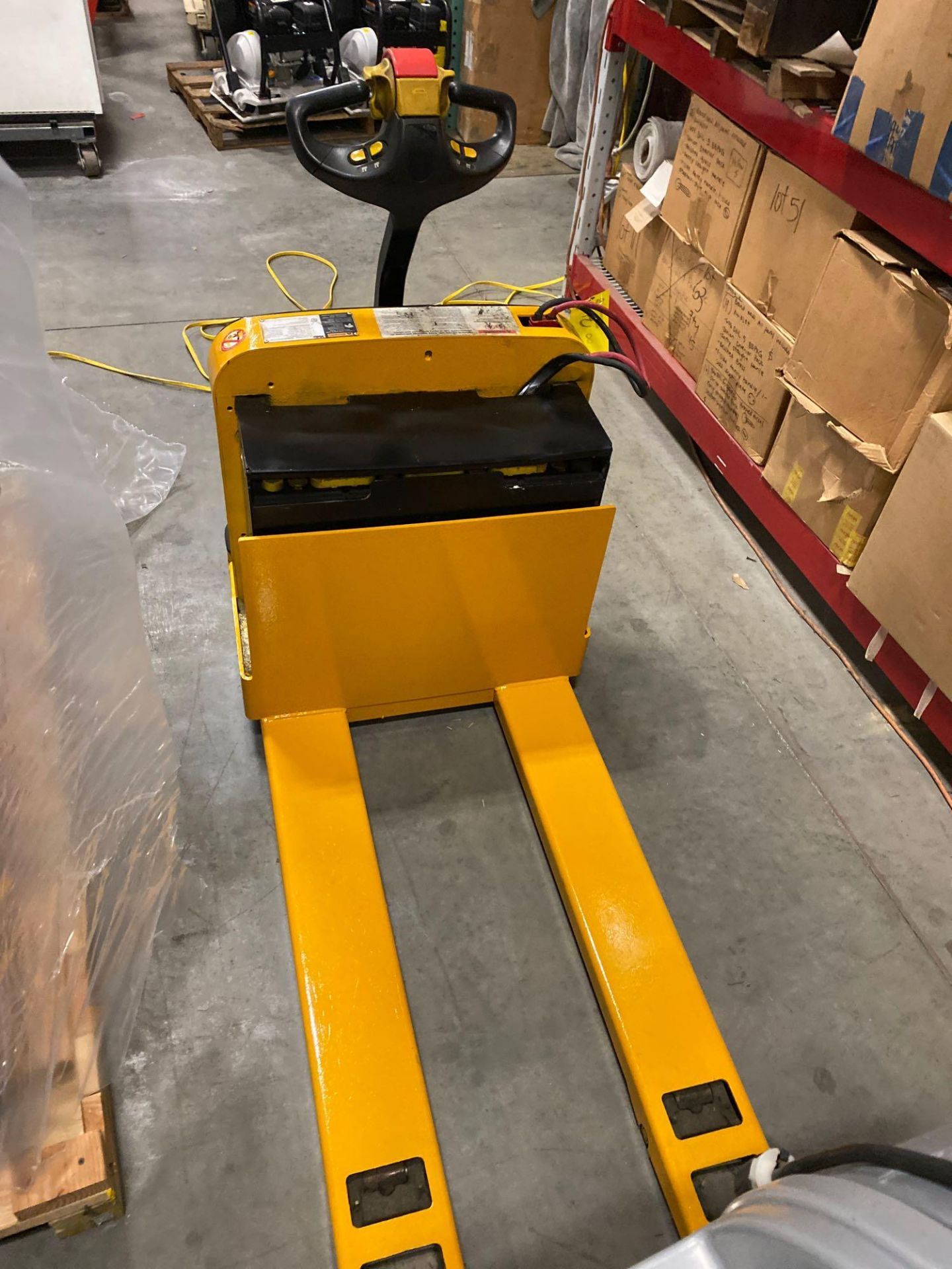 YALE ELECTRIC PALLET JACK MODEL MPW050, 24V, 5,000 LB CAPACITY, RUNS AND OPERATES - Image 4 of 5