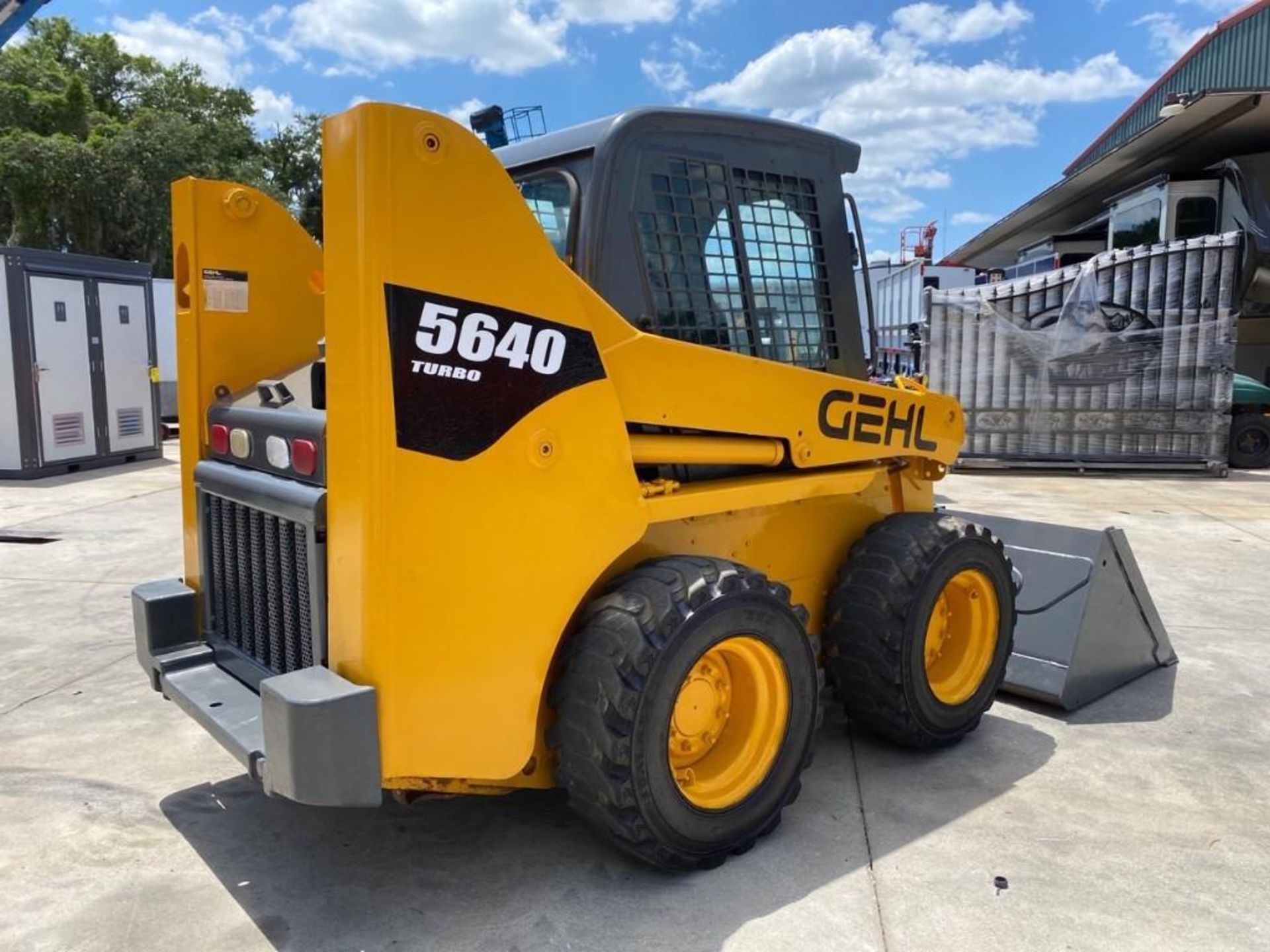 2012 GEHL 5640 ENCLOSED CAB SKID STEER, DEUTZ TURBO DIESEL, RUNS & OPERATES - Image 3 of 11