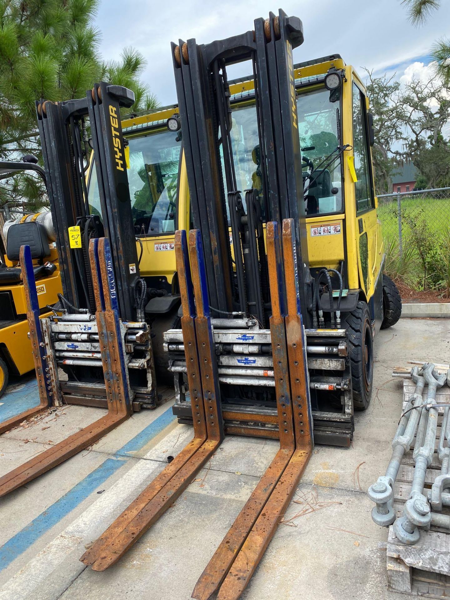 HYSTER H70FT ENCLOSED CAB LP FORKLIFT, 7,000 LB CAPACITY, TILT, SIDE SHIFT, HYDRAULIC FORK POSITIONI