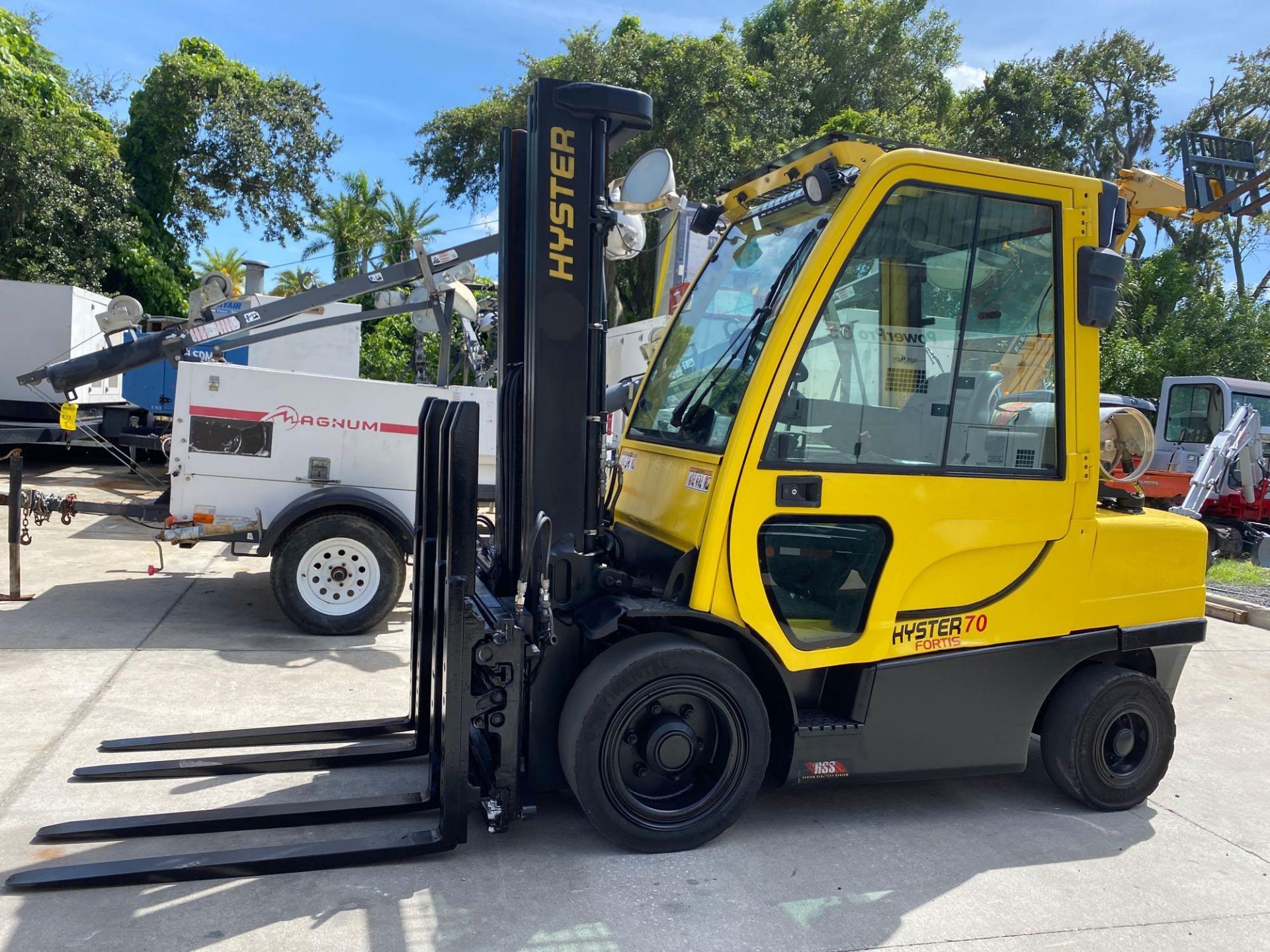 HYSTER H70FT LP FORKLIFT, ENCLOSED CAB, HEAT & A/C, 7,000 LB CAPCITY, 187.8" HEIGHT CAP, TILT, SIDE - Image 3 of 10