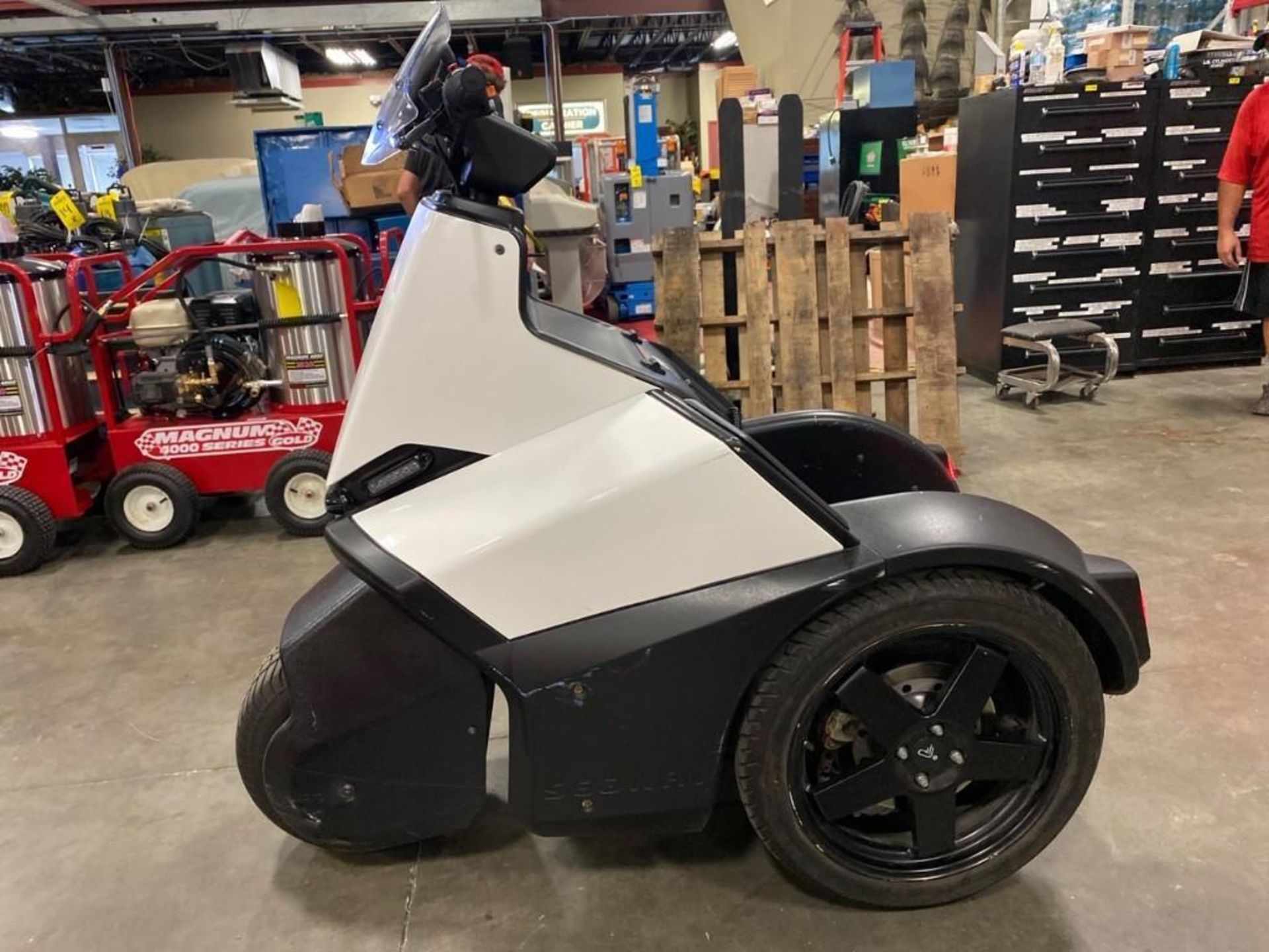 3-WHEEL SEGWAY WITH SIREN, RED WHITE & BLUE LIGHTS, 3,501.4 MILES, RUNS AND DRIVES - Image 3 of 22