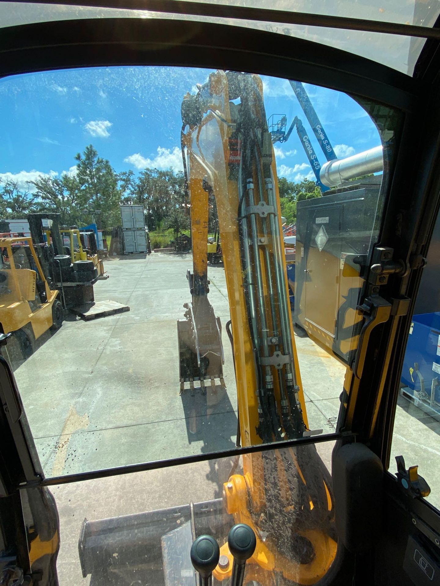 2013 JCB DIESEL EXCAVATOR, ENCLOSED CAB, ICE COLD AIR, HEAT, 443.2 HOURS, RUBBER TRACKS, BUCKET WITH - Image 17 of 19