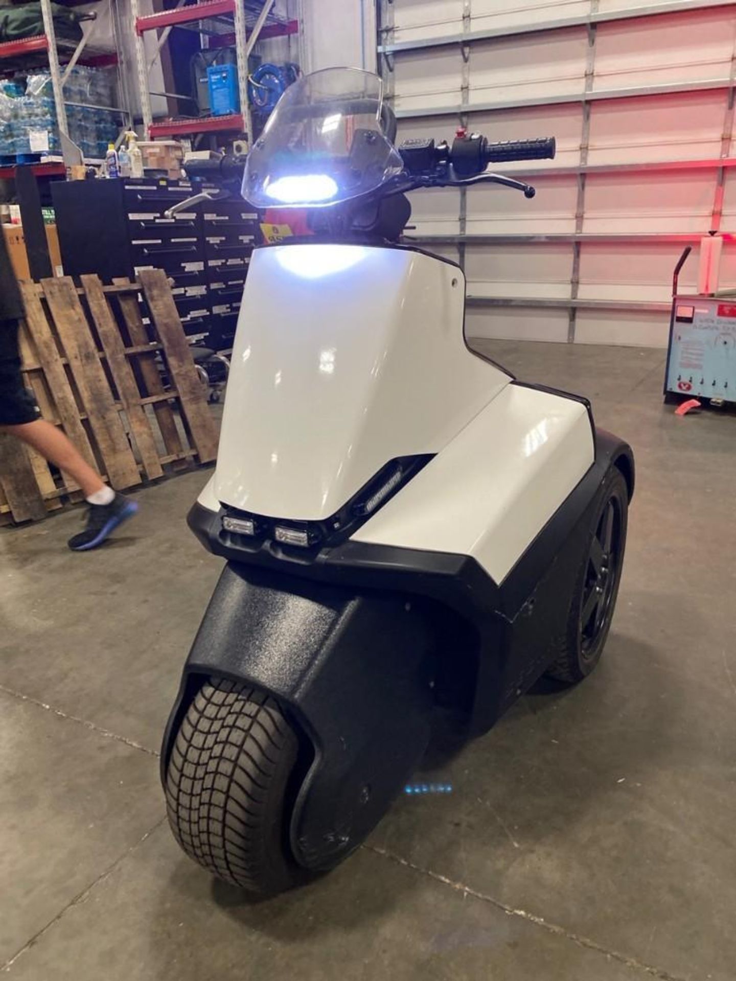 3-WHEEL SEGWAY WITH SIREN, RED WHITE & BLUE LIGHTS, 3,501.4 MILES, RUNS AND DRIVES - Image 8 of 22